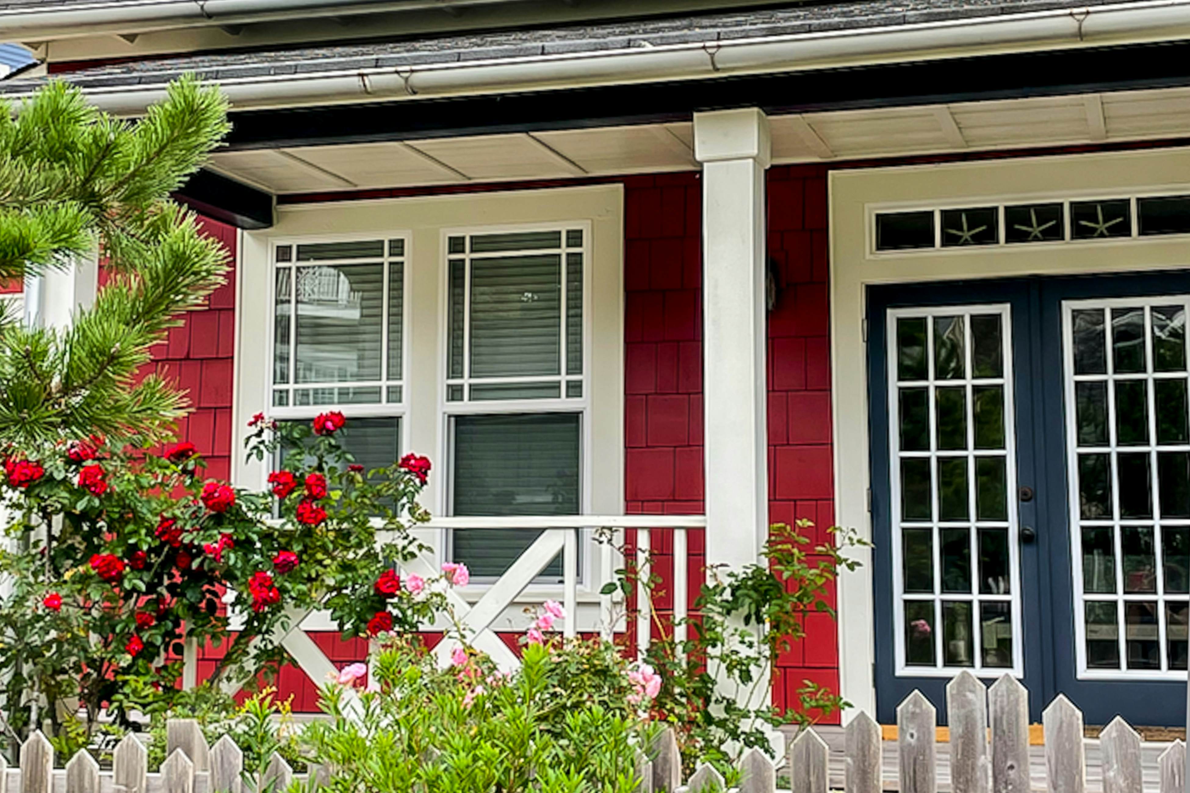 Charming coastal cottage on the boardwalk with covered porch - walk to the beach