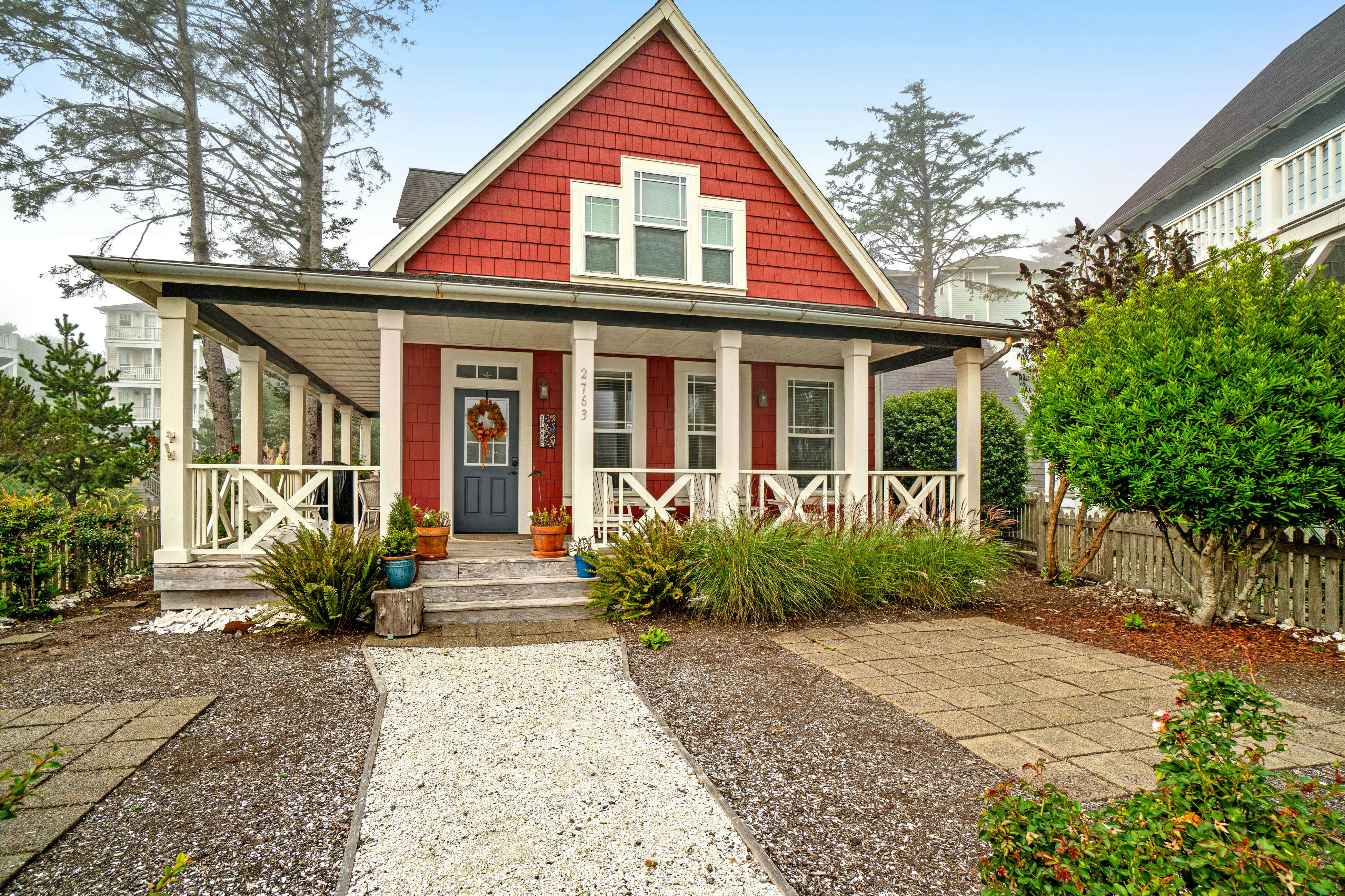 Charming coastal cottage on the boardwalk with covered porch - walk to the beach