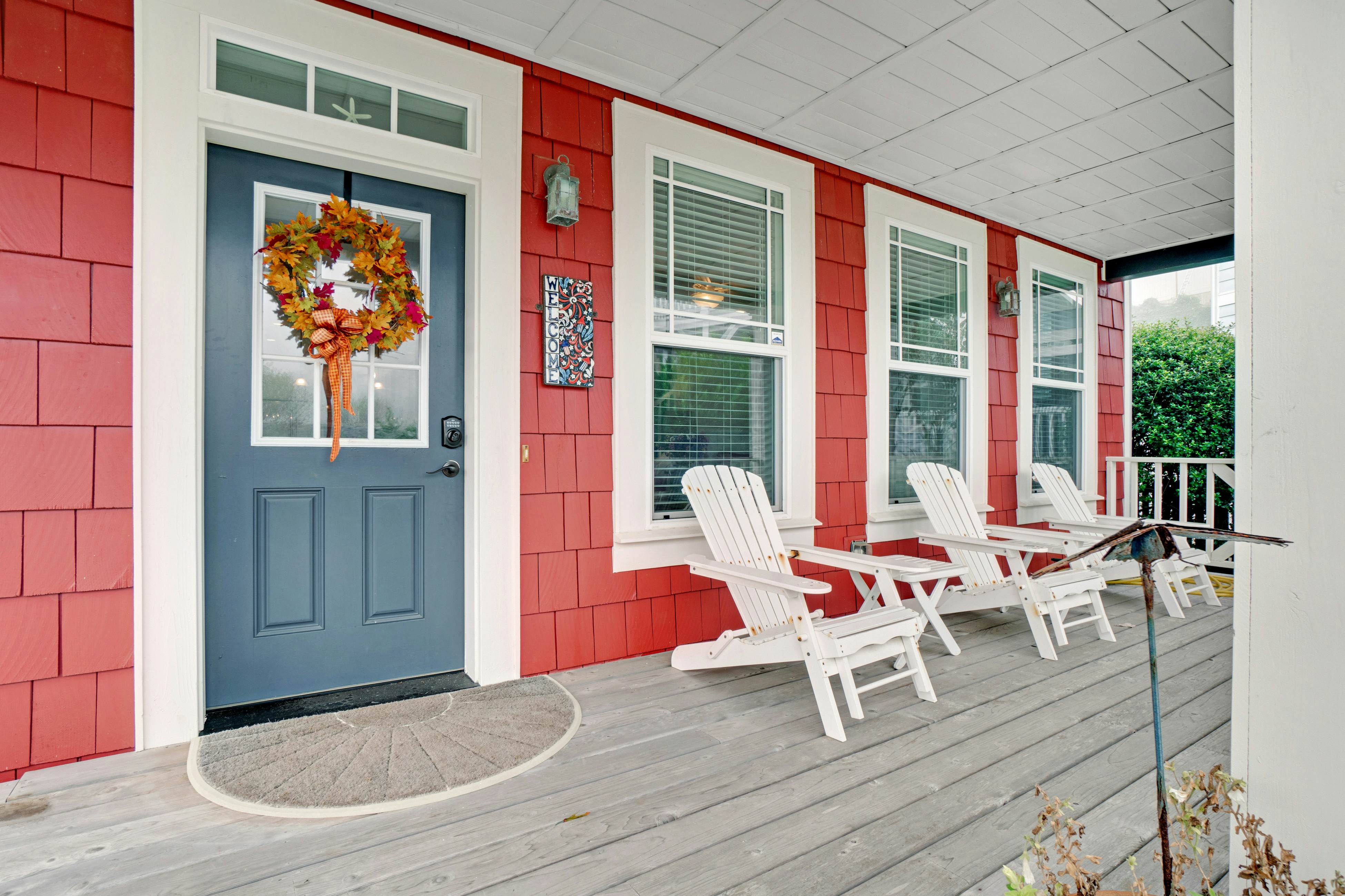 Charming coastal cottage on the boardwalk with covered porch - walk to the beach