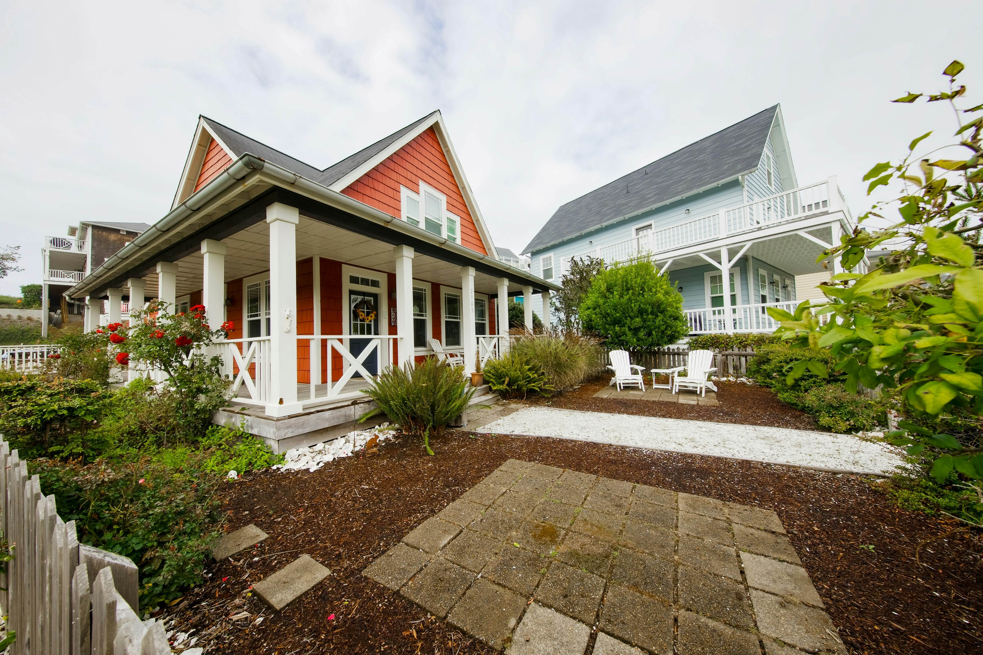 Charming coastal cottage on the boardwalk with covered porch - walk to the beach
