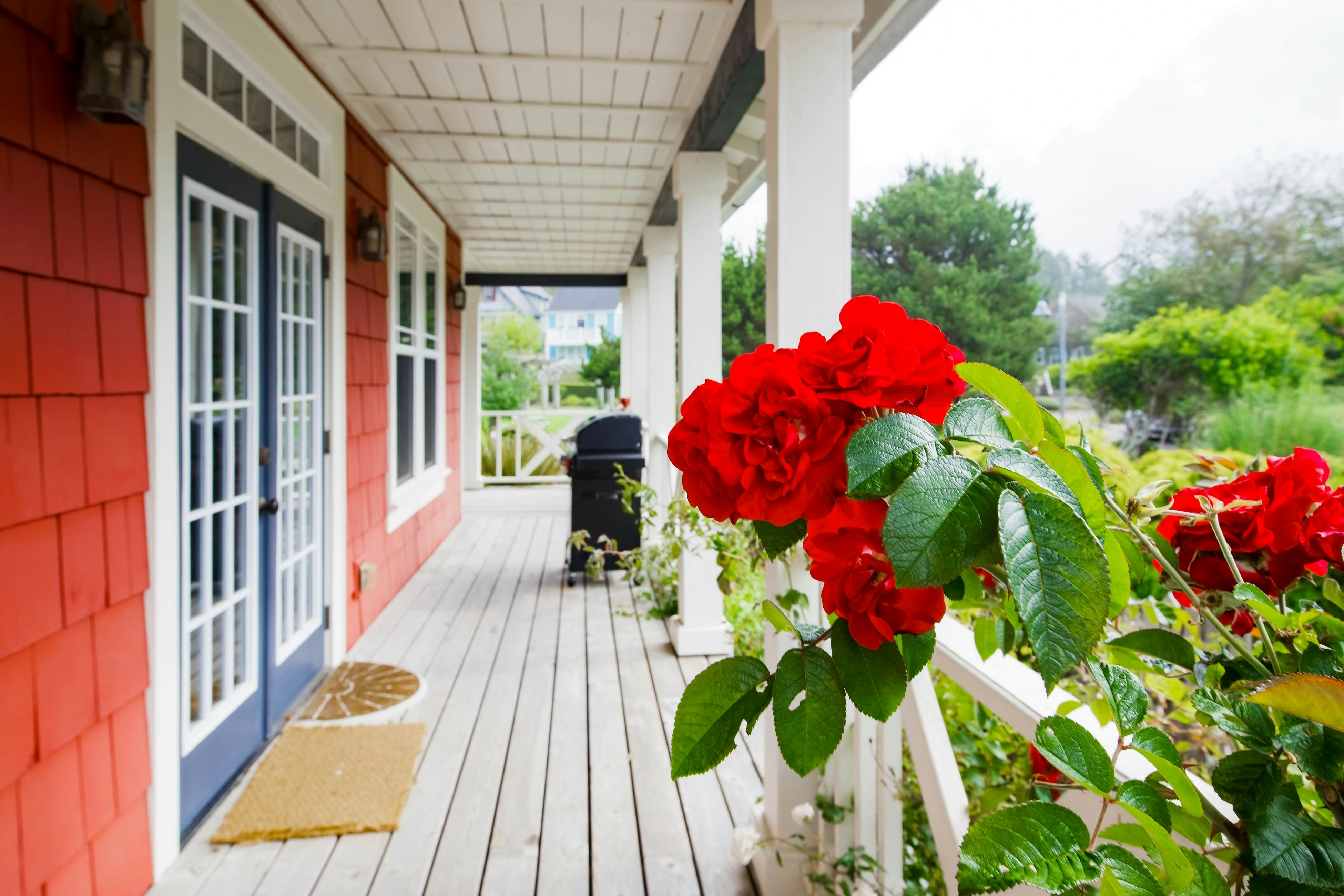Charming coastal cottage on the boardwalk with covered porch - walk to the beach