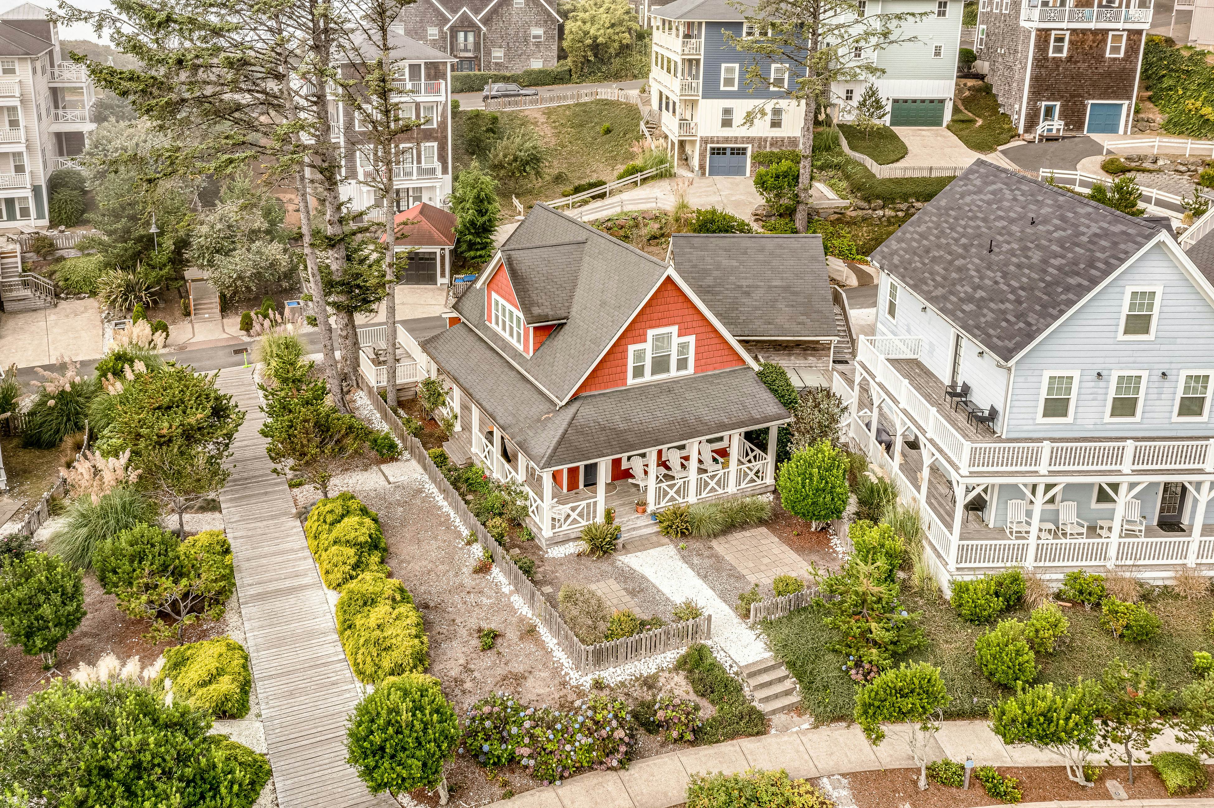 Charming coastal cottage on the boardwalk with covered porch - walk to the beach