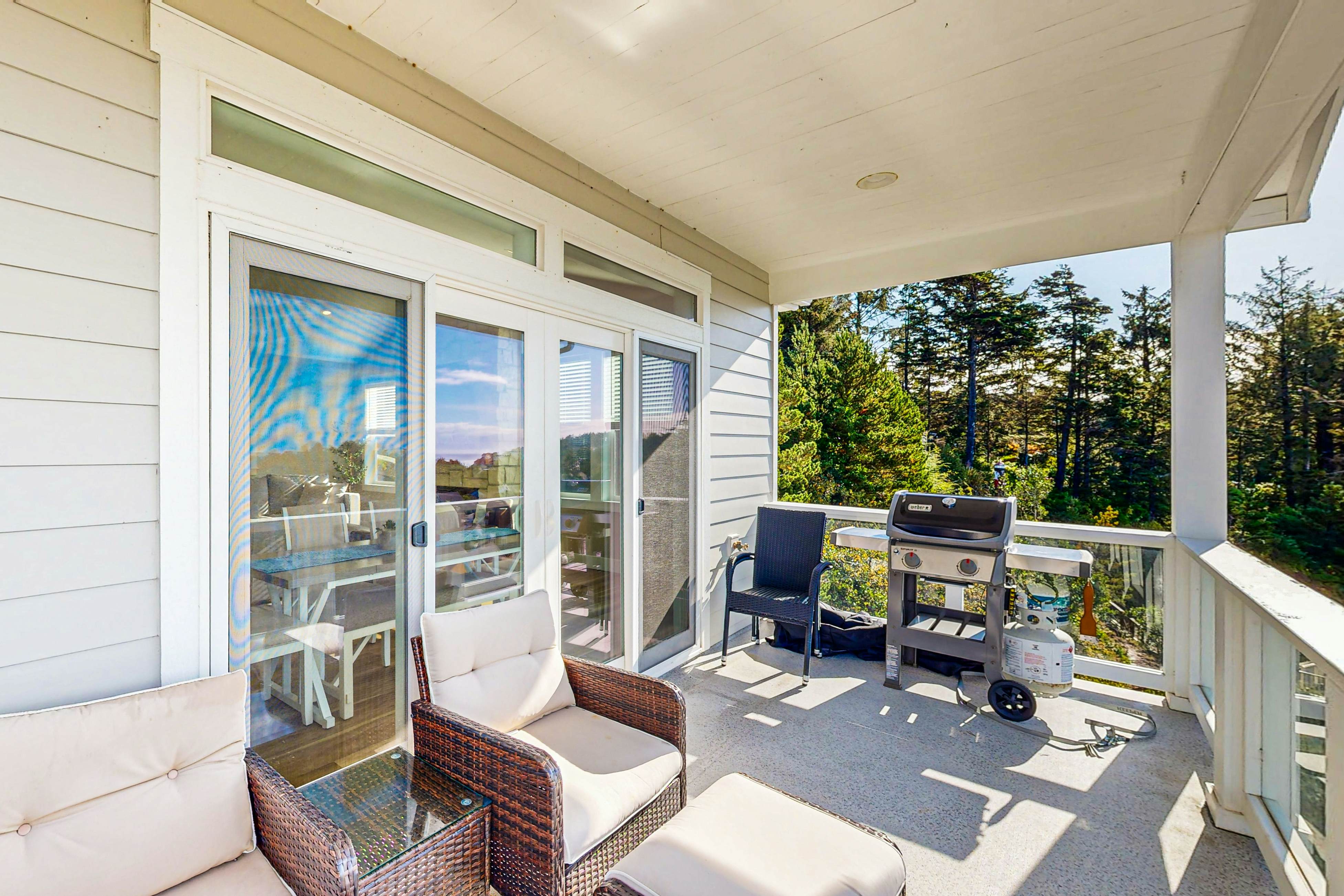 Beautiful & spacious, oceanview home, with hot tub & foosball table