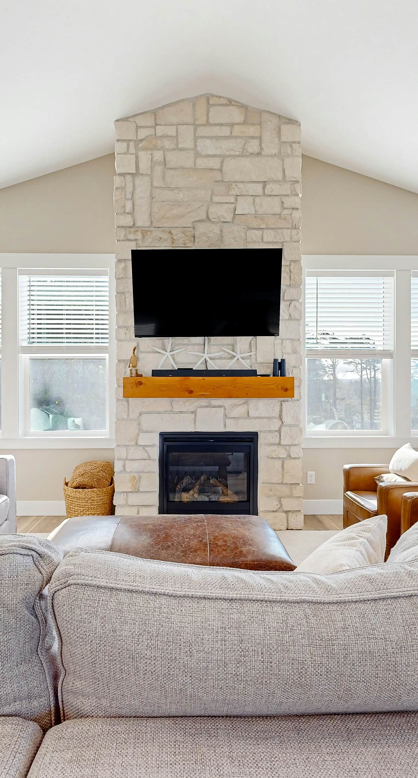 Beautiful and spacious oceanview home with hot tub and foosball table