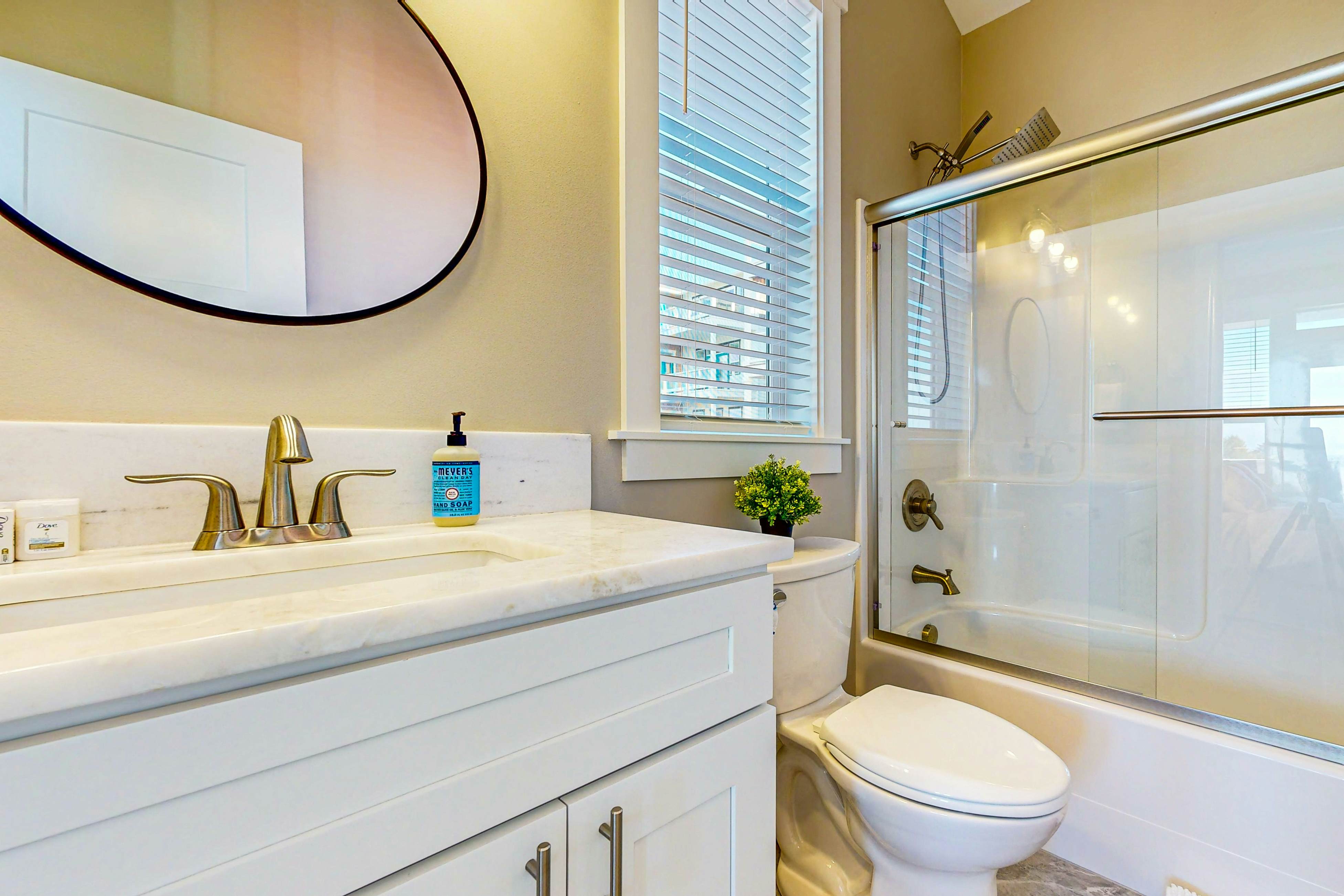 Beautiful & spacious, oceanview home, with hot tub & foosball table