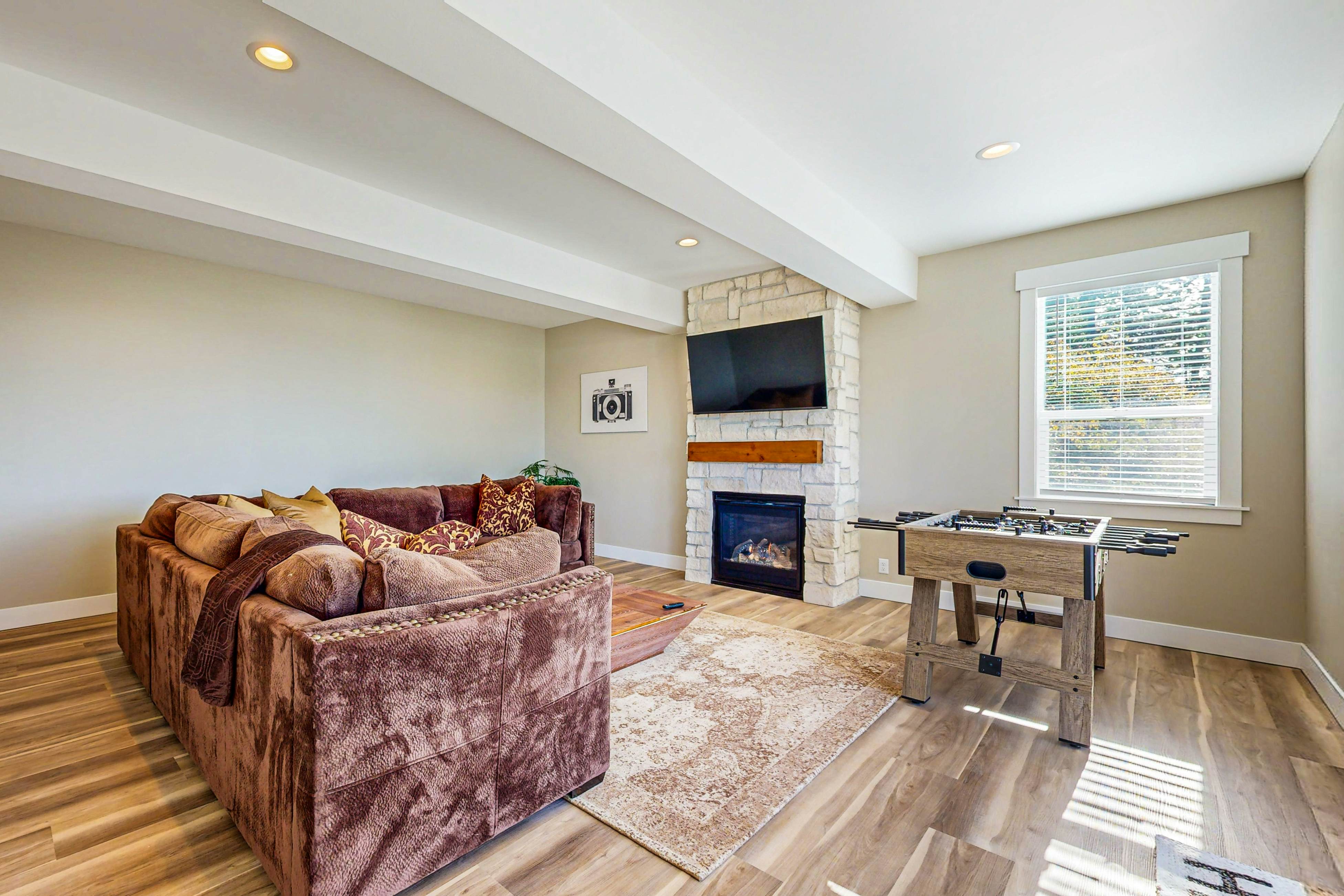 Beautiful & spacious, oceanview home, with hot tub & foosball table