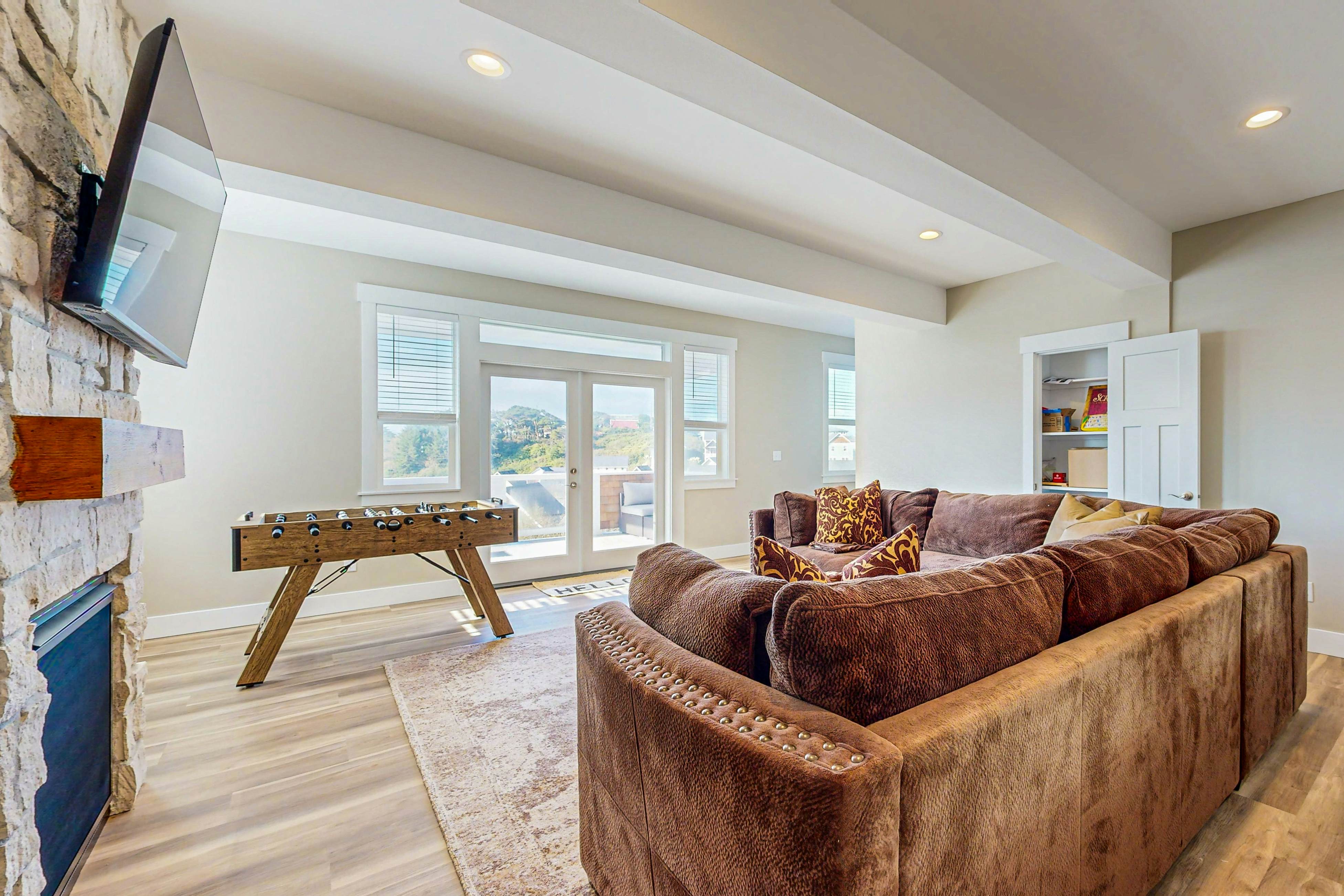 Beautiful & spacious, oceanview home, with hot tub & foosball table