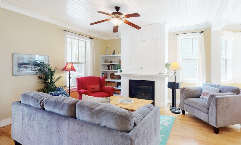 Dog Friendly Home with Private Hot Tub Free WiFi Decks and Gas Grill