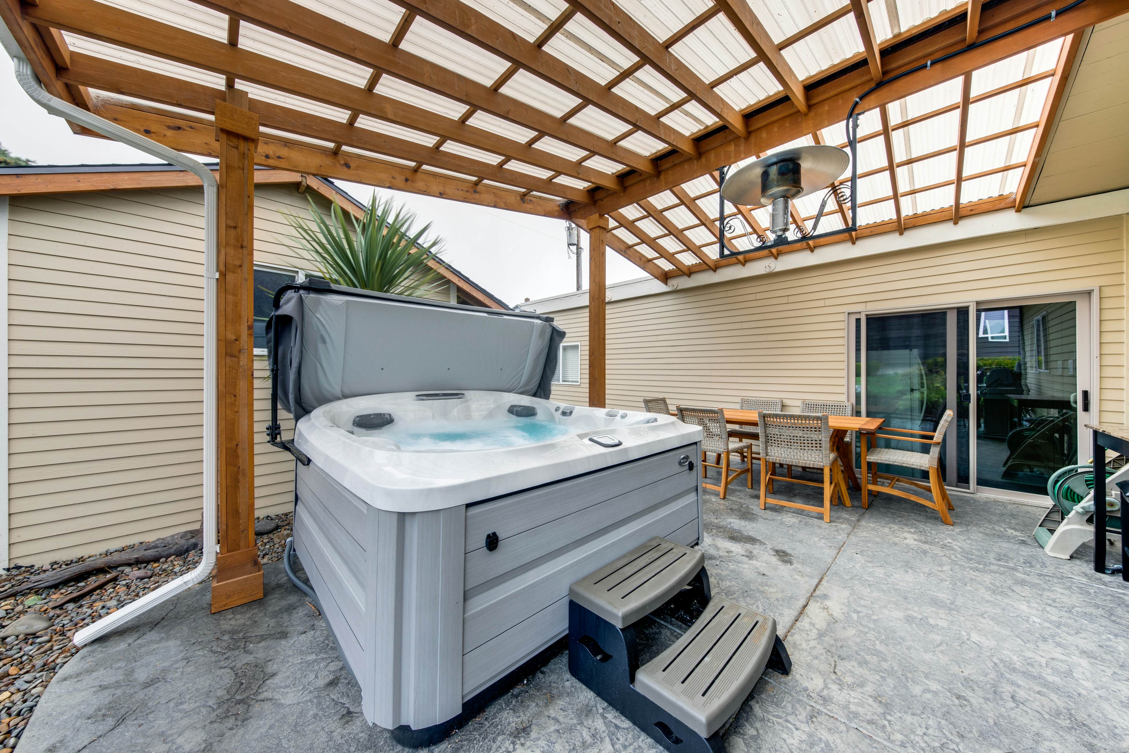 Snazzy home near the beach with private hot tub, patio & grill