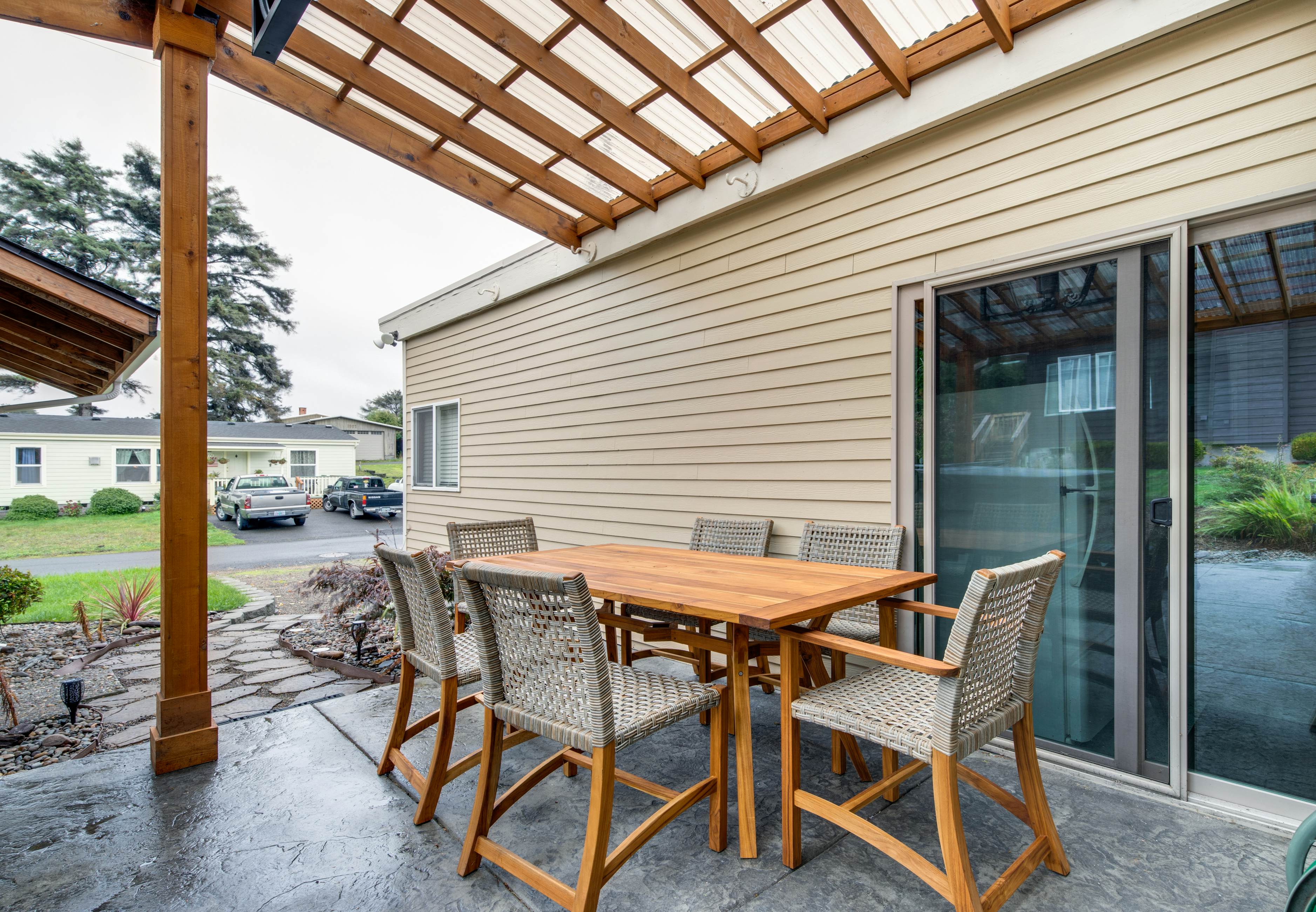 Snazzy home near the beach with private hot tub, patio & grill