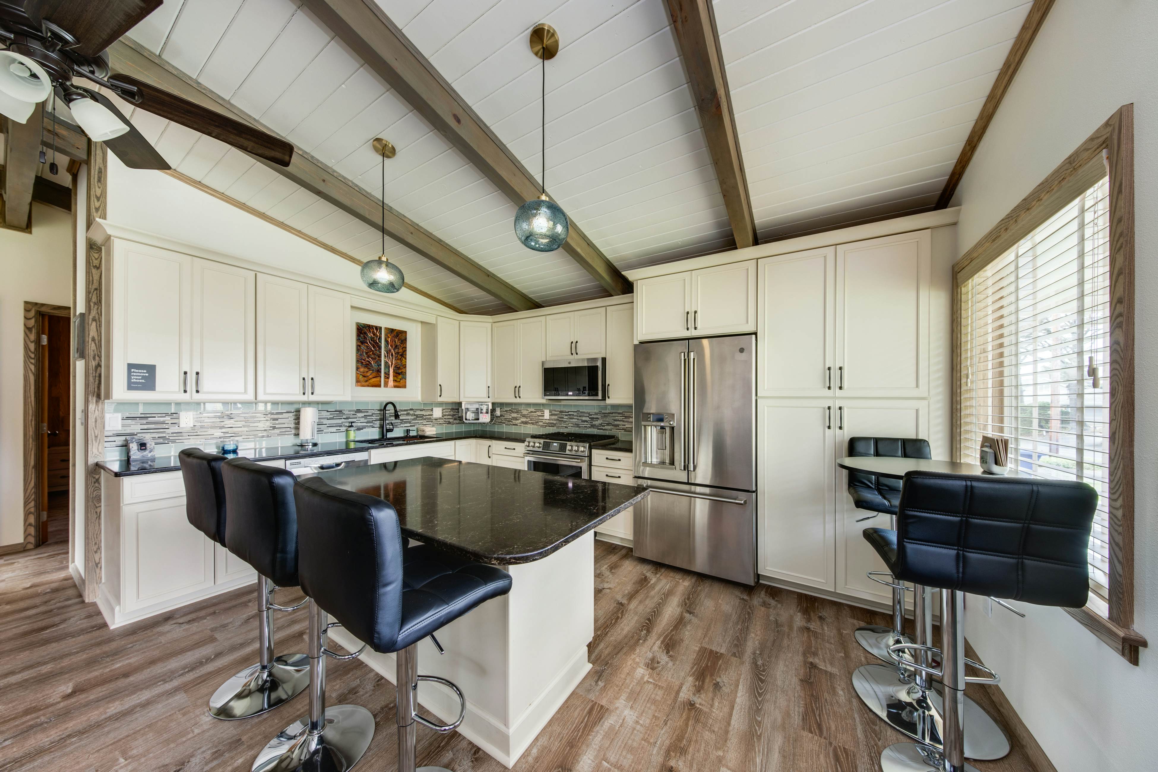 Snazzy home near the beach with private hot tub, patio & grill