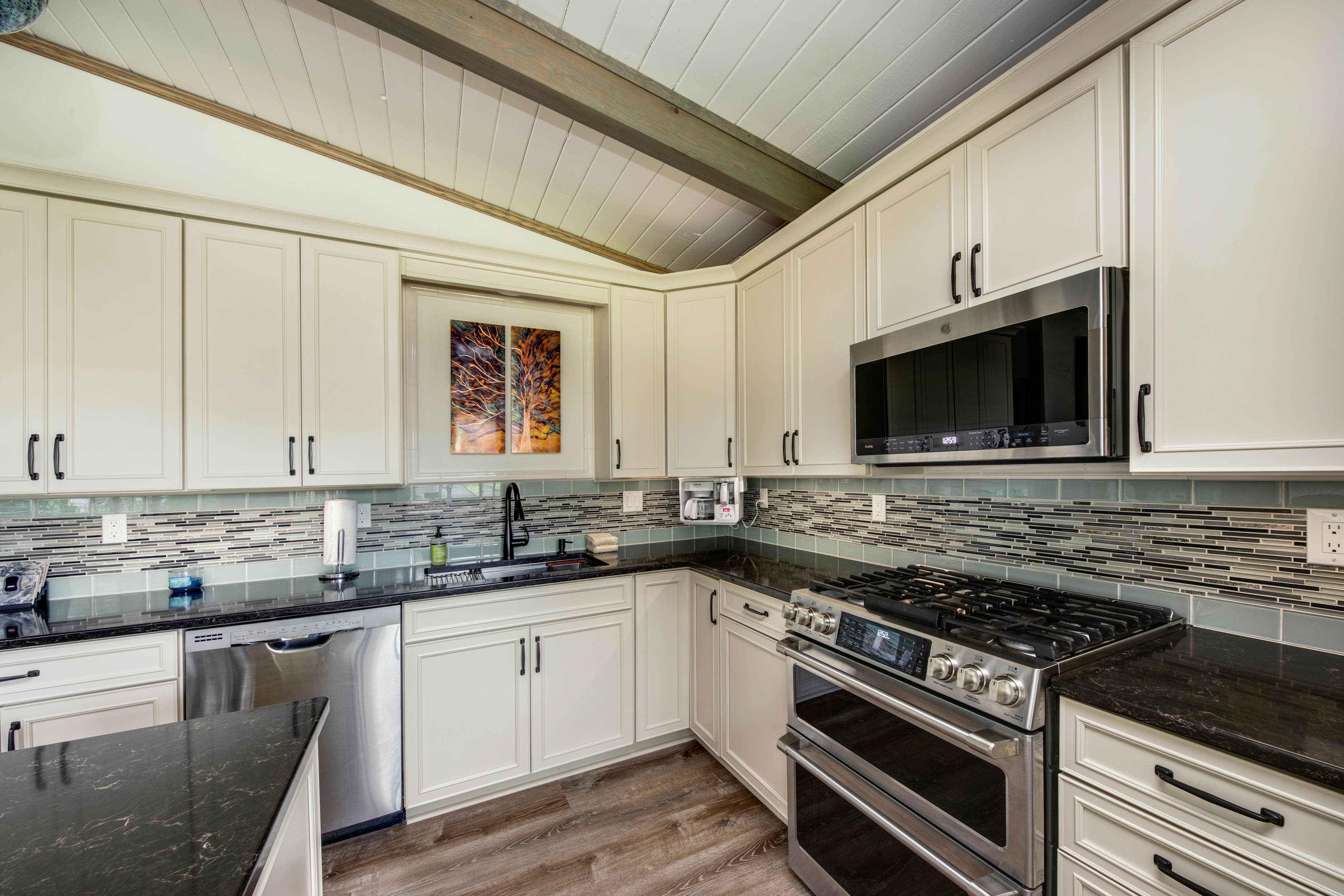 Snazzy home near the beach with private hot tub, patio & grill