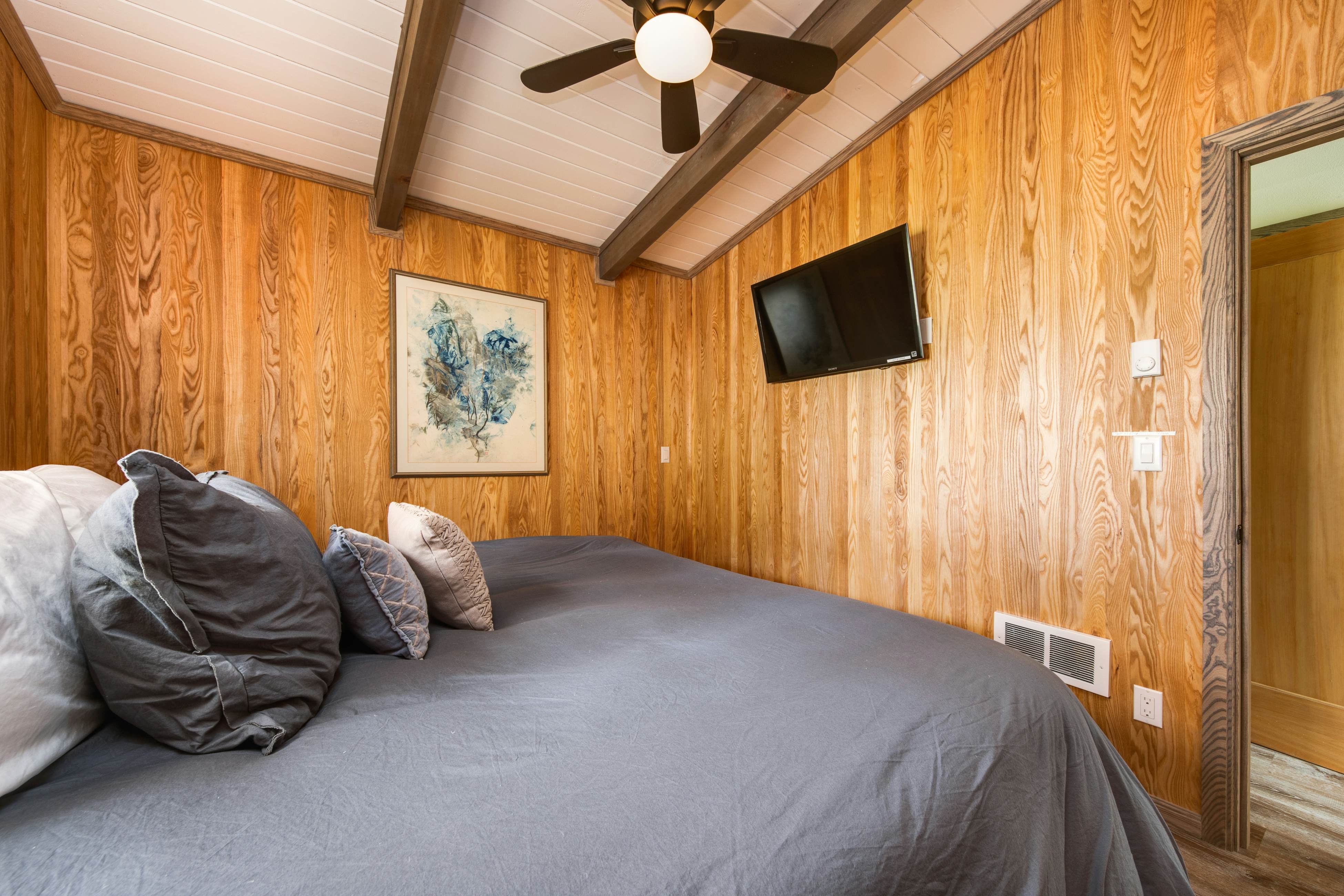 Snazzy home near the beach with private hot tub, patio & grill