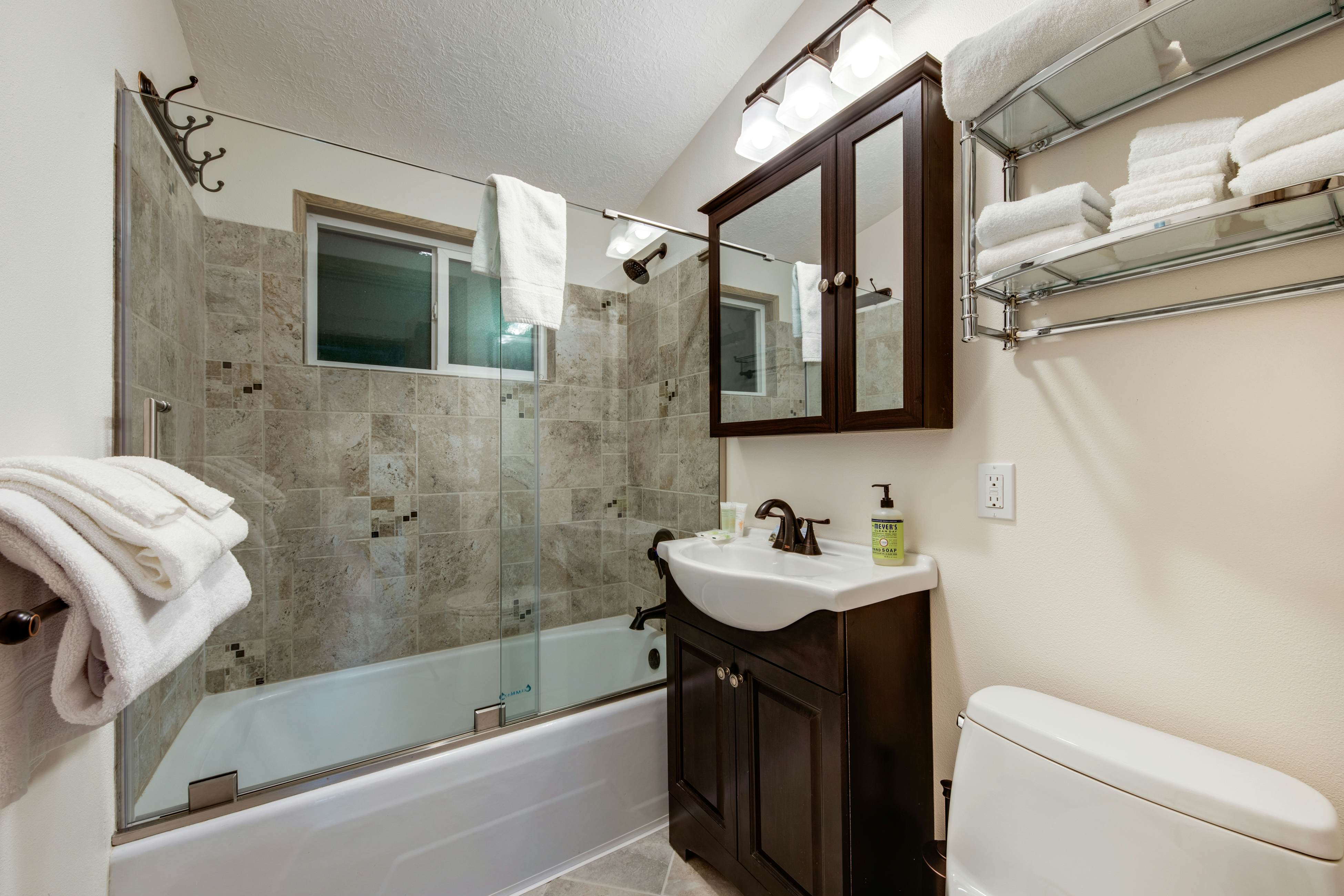 Snazzy home near the beach with private hot tub, patio & grill