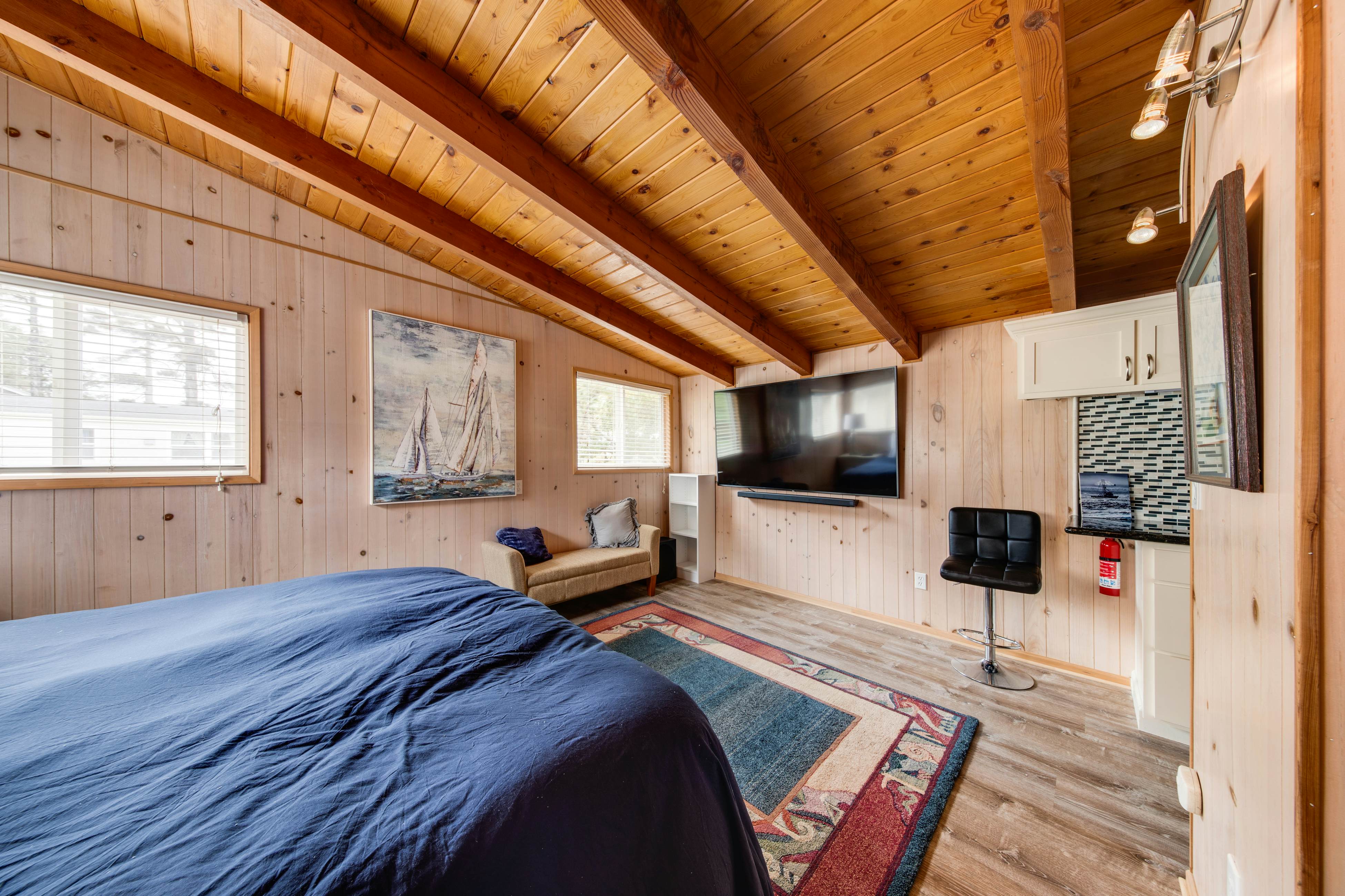 Snazzy home near the beach with private hot tub, patio & grill