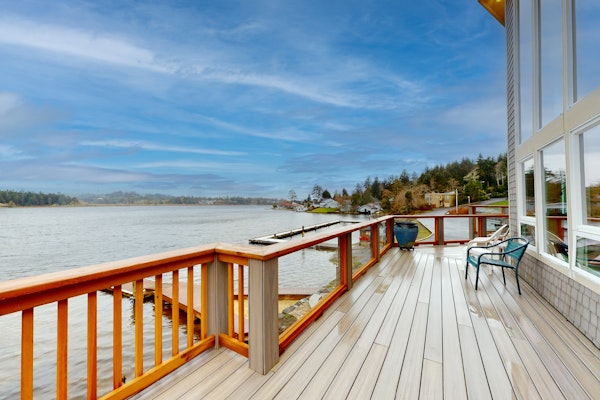 Lakefront Family Friendly Home with a Private Hot Tub Game Room and Dock