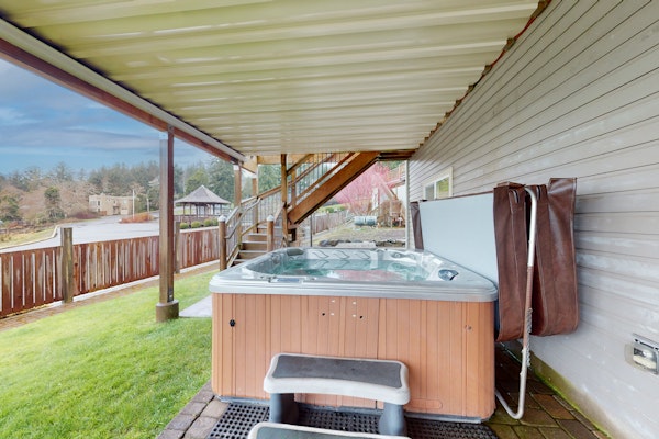 Lakefront Family Friendly Home with a Private Hot Tub Game Room and Dock