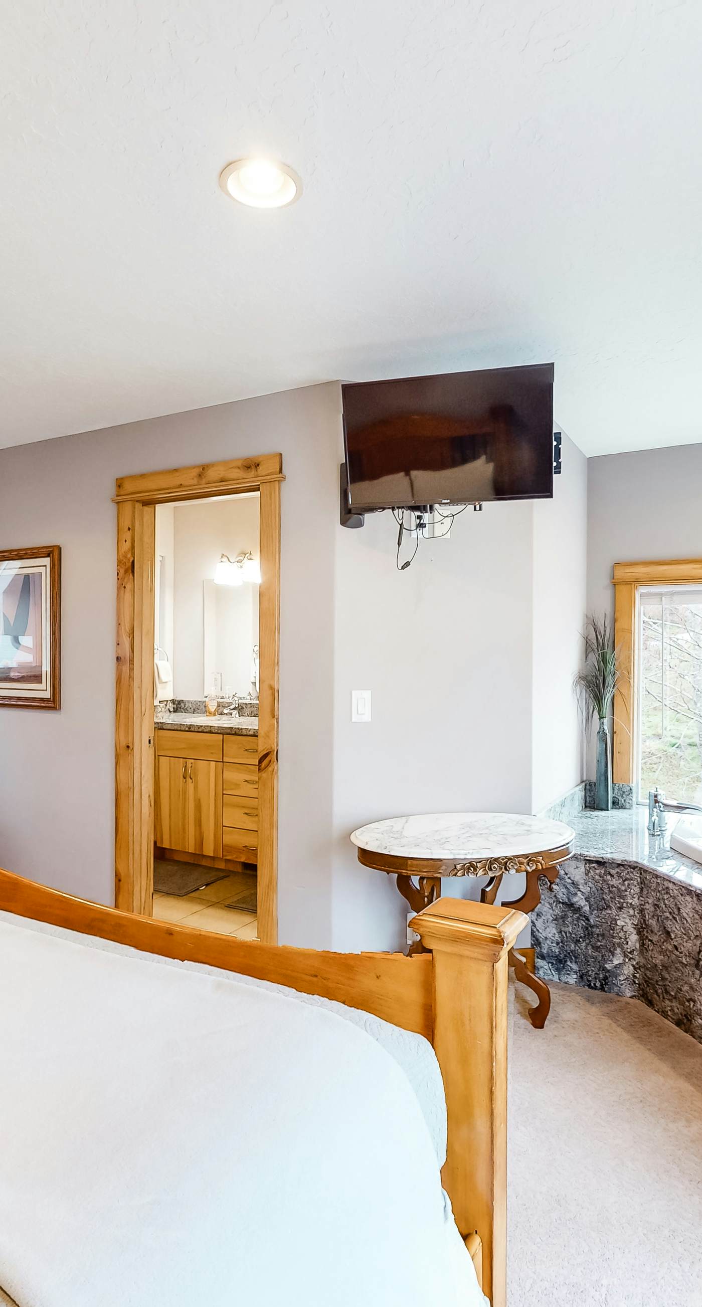 Lakefront Family Friendly Home with a Private Hot Tub Game Room and Dock