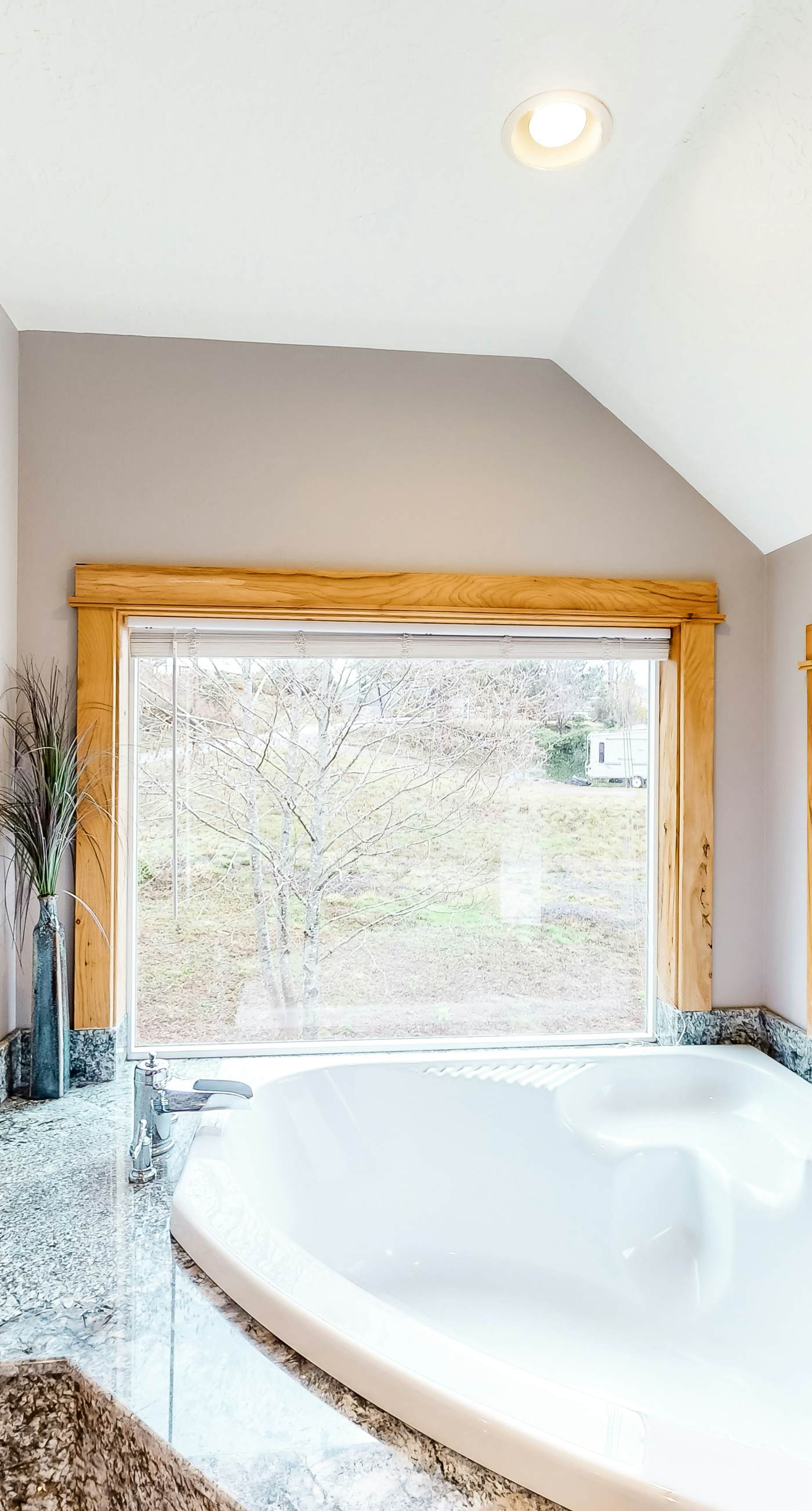 Lakefront Family Friendly Home with a Private Hot Tub Game Room and Dock