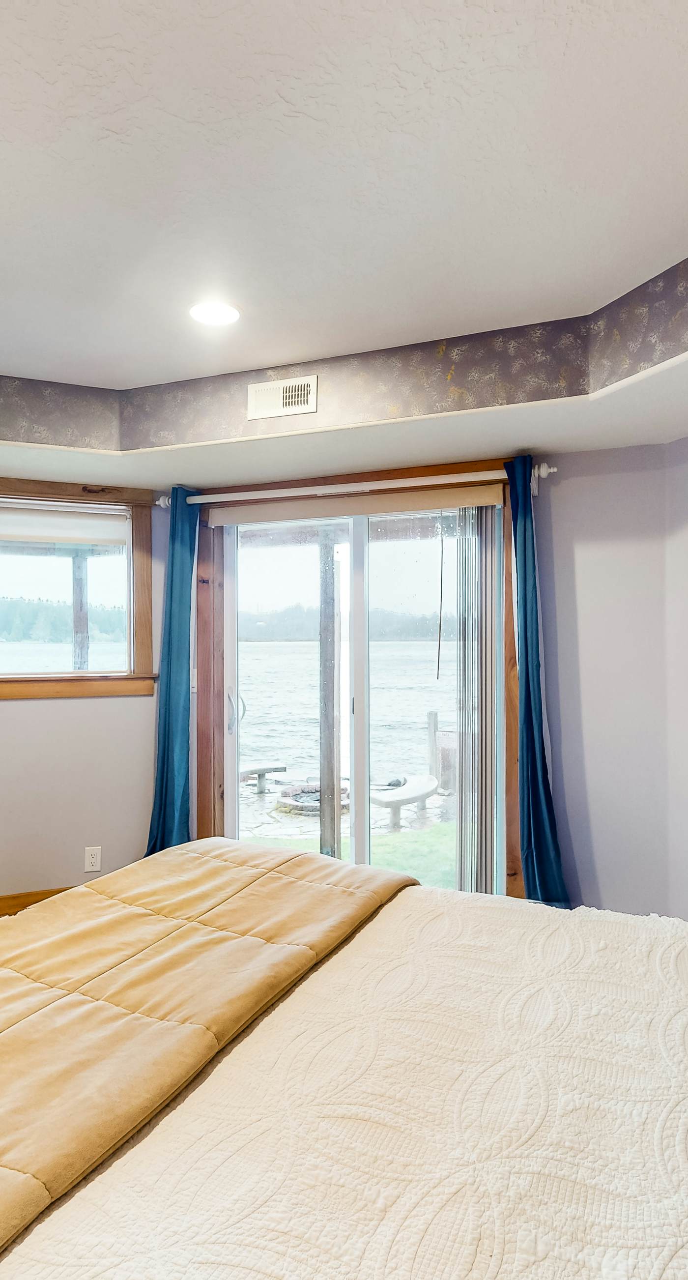 Lakefront Family Friendly Home with a Private Hot Tub Game Room and Dock