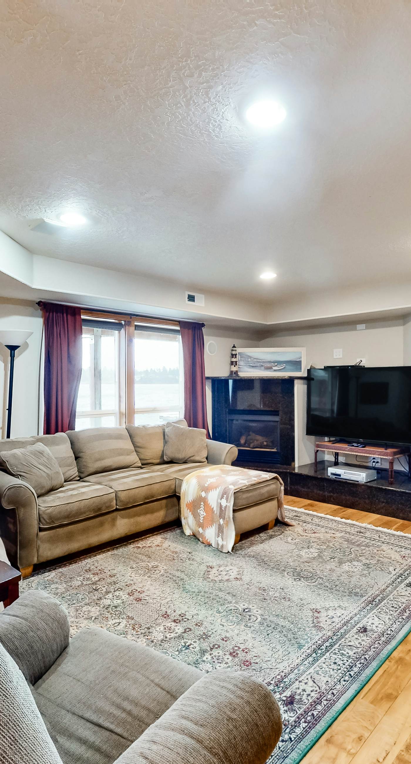 Lakefront Family Friendly Home with a Private Hot Tub Game Room and Dock