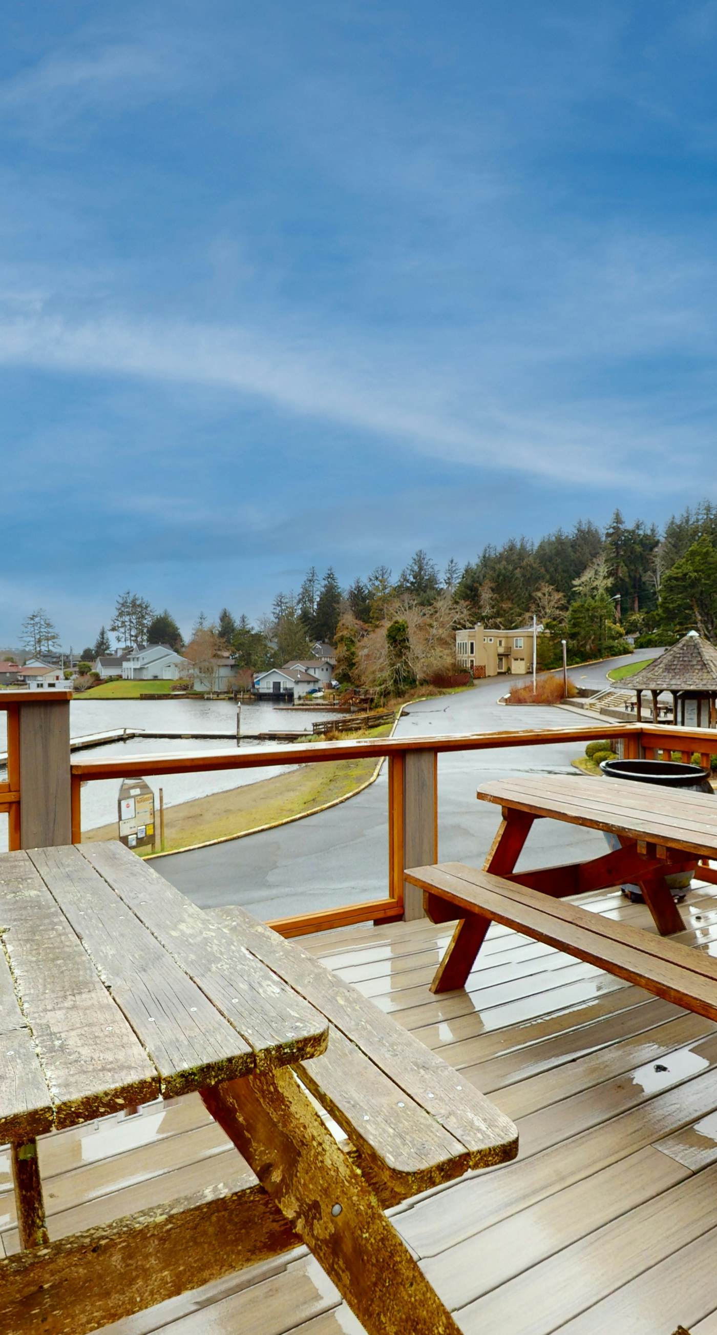 Lakefront Family Friendly Home with a Private Hot Tub Game Room and Dock