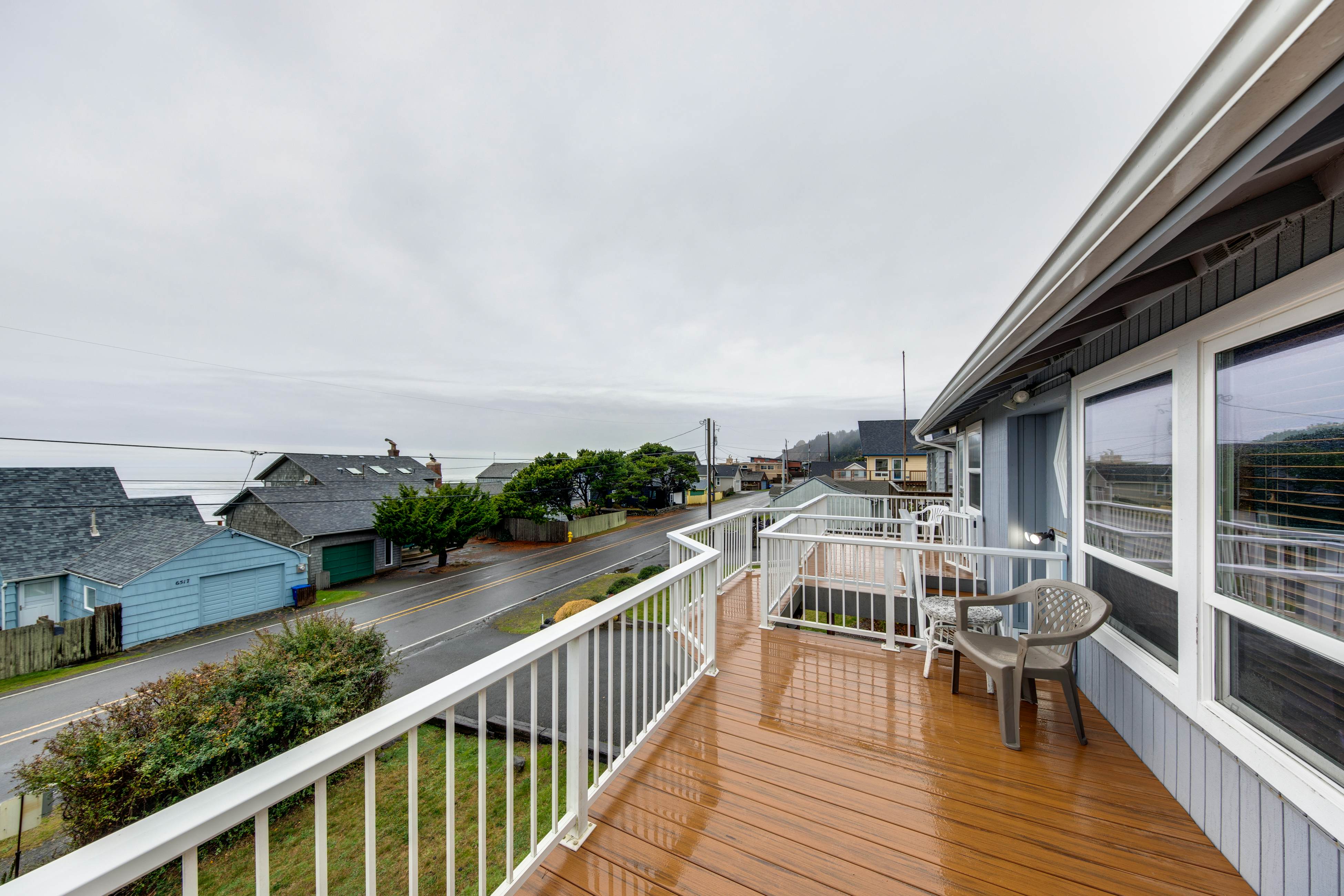 Cheerful home w/ ocean views, private hot tub, and gas grill - walk to the beach