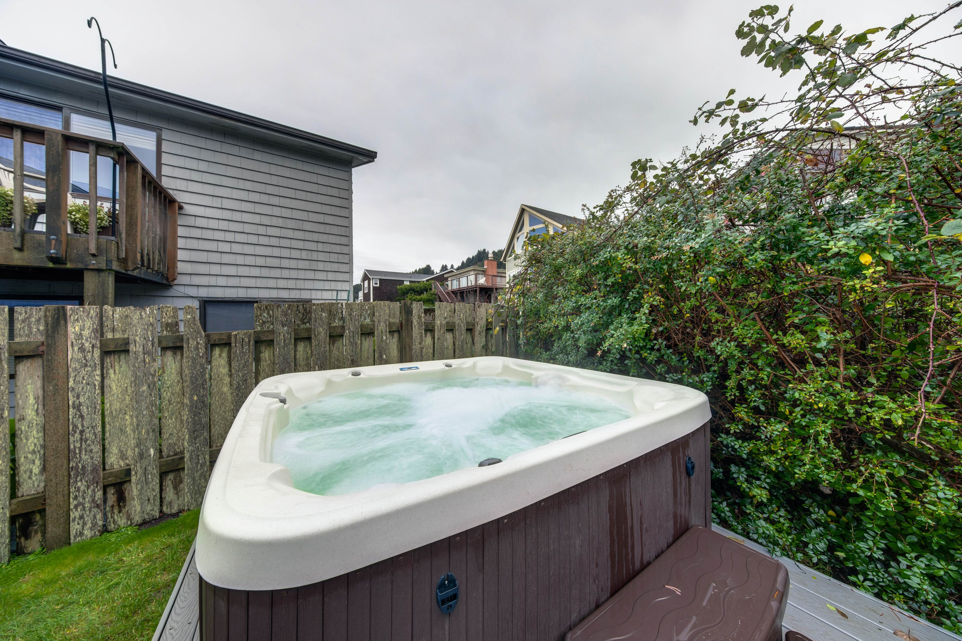 Cheerful home w/ ocean views, private hot tub, and gas grill - walk to the beach