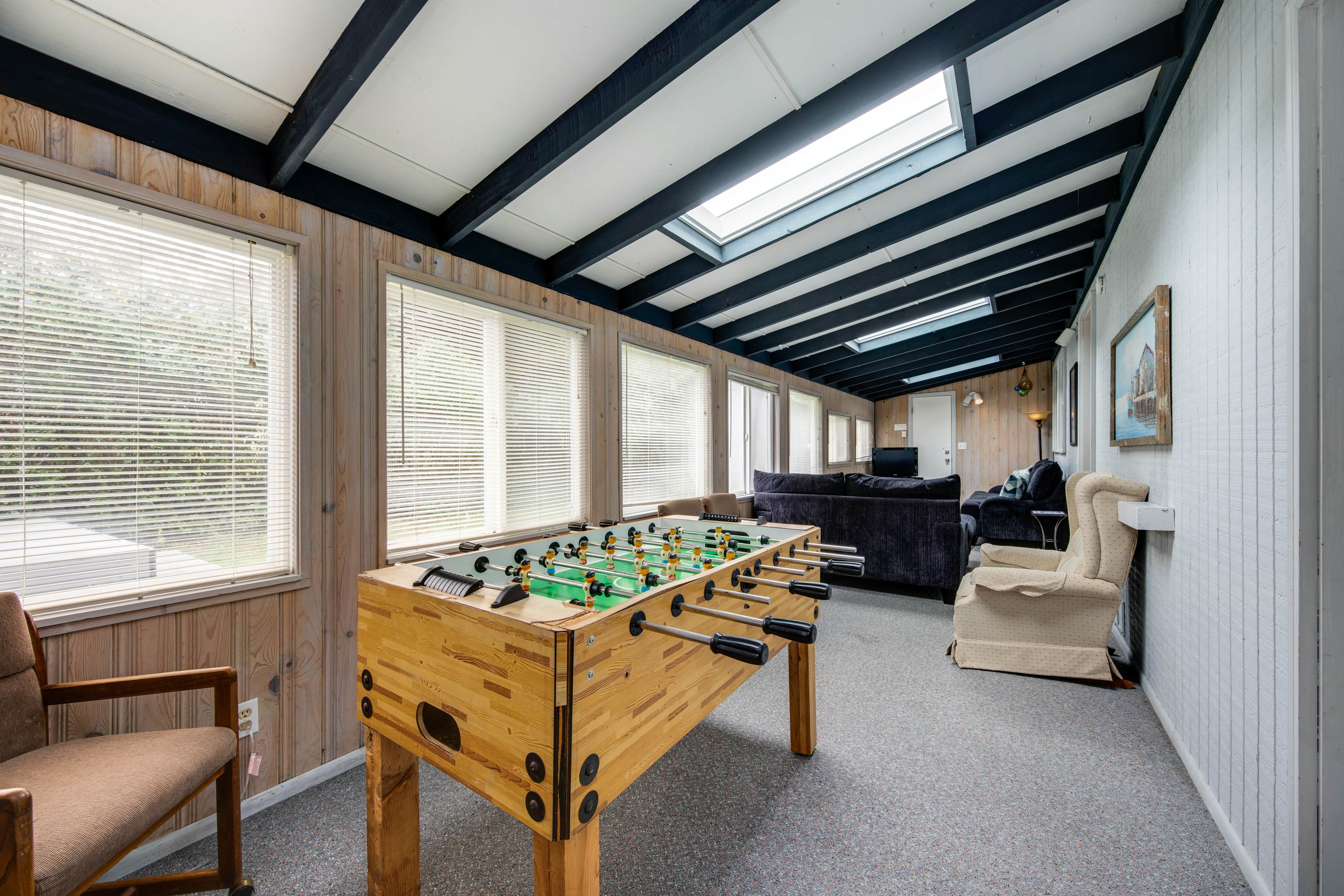 Cheerful home w/ ocean views, private hot tub, and gas grill - walk to the beach