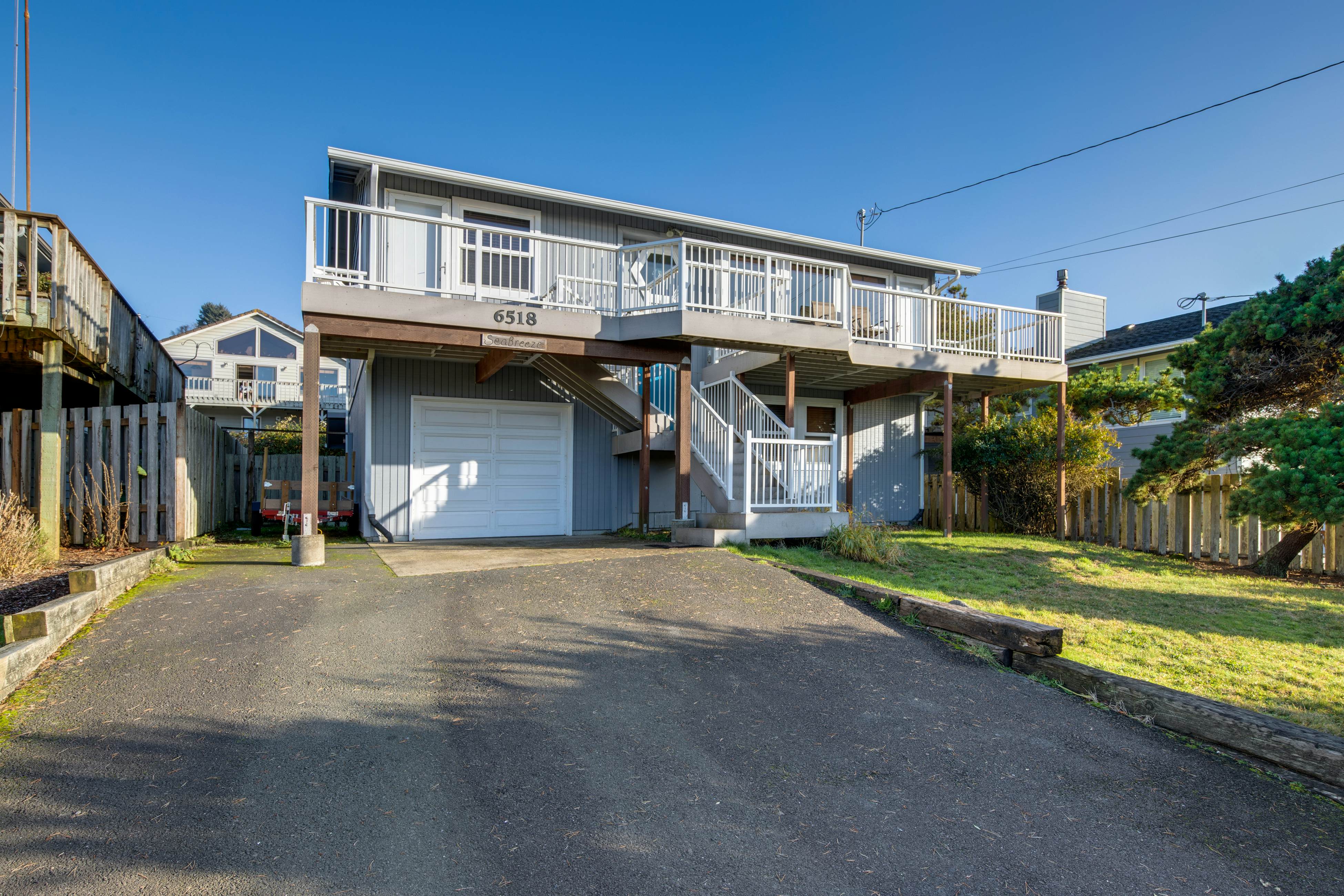 Cheerful home w/ ocean views, private hot tub, and gas grill - walk to the beach