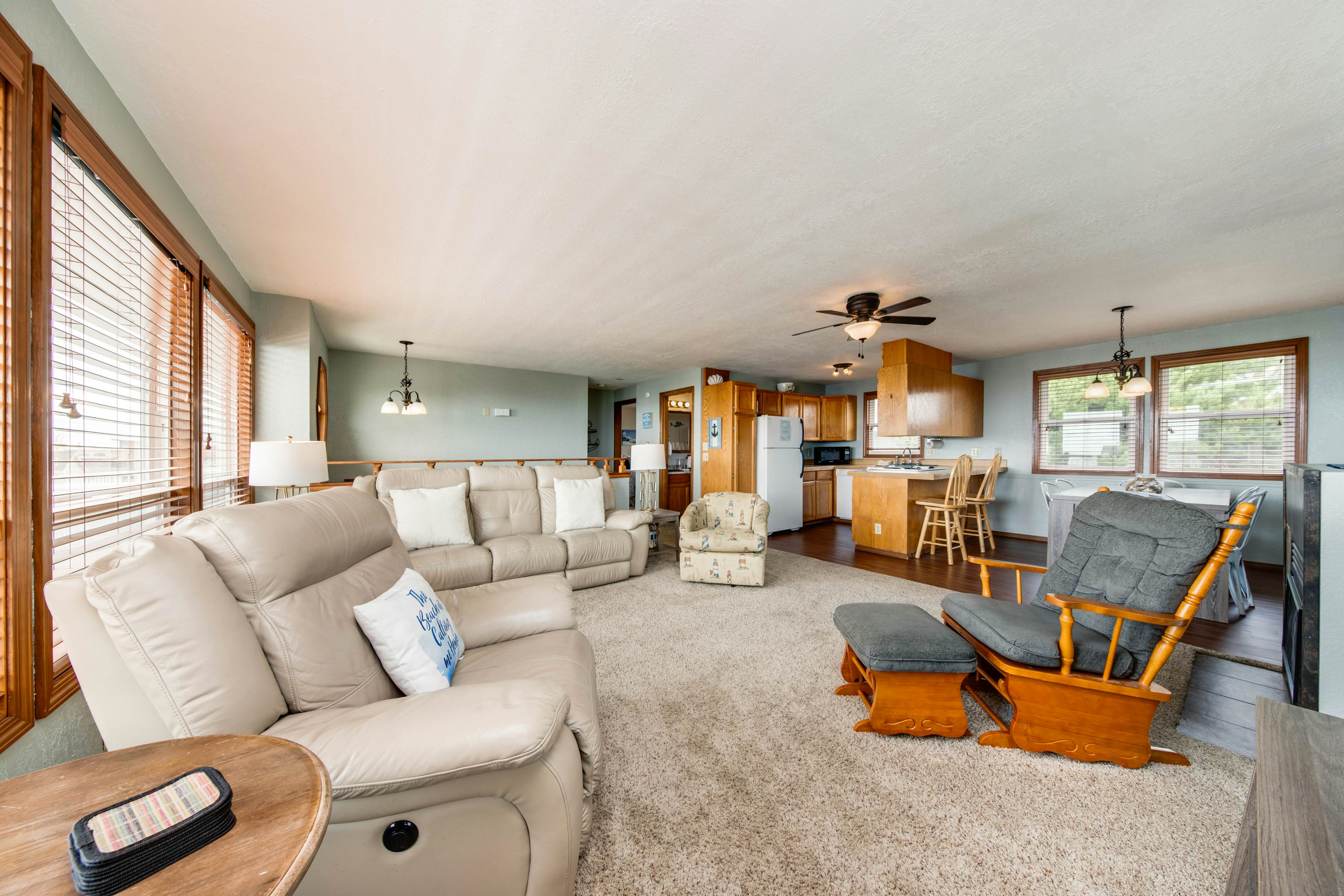 Cheerful home w/ ocean views, private hot tub, and gas grill - walk to the beach