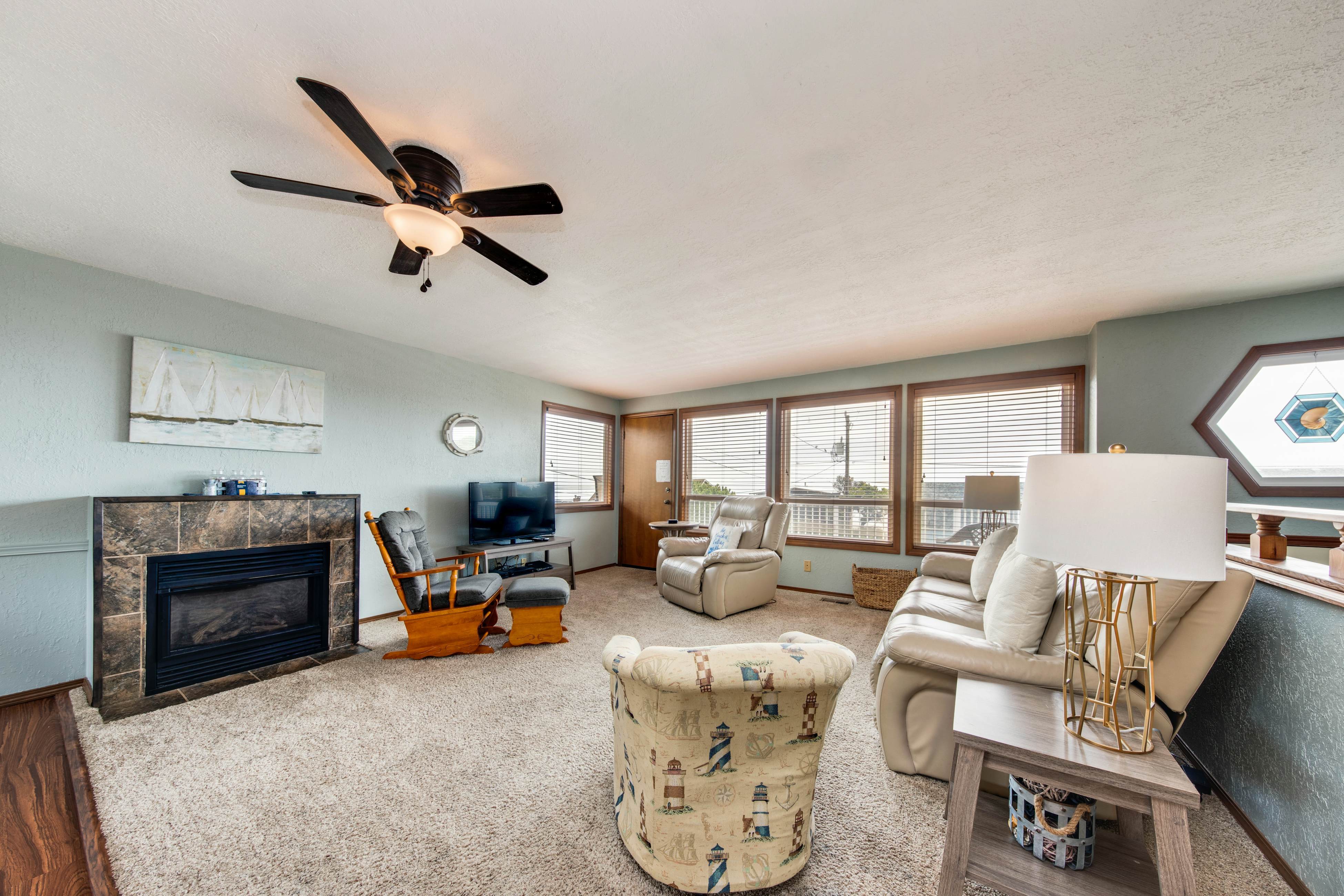 Cheerful home w/ ocean views, private hot tub, and gas grill - walk to the beach