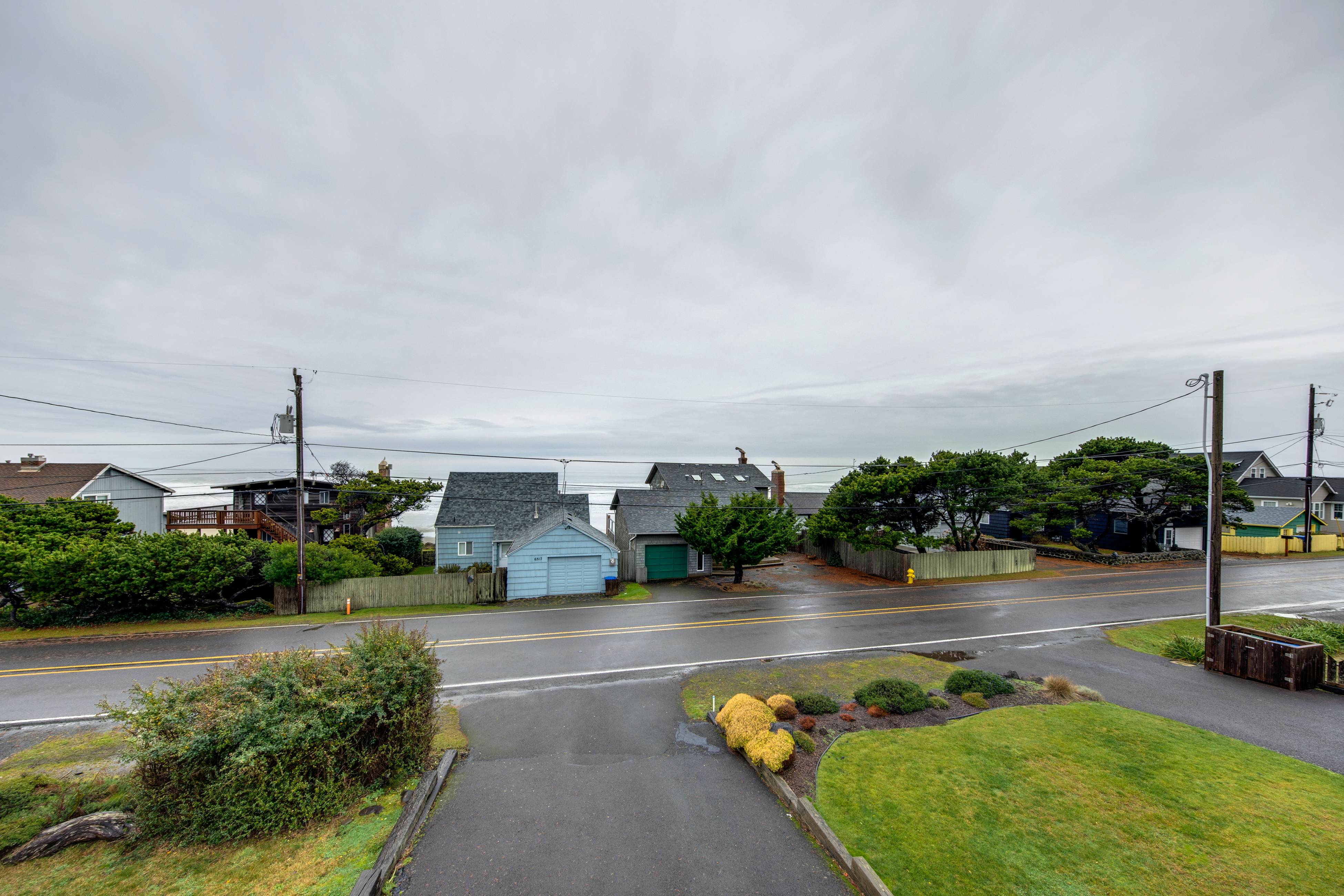 Cheerful home w/ ocean views, private hot tub, and gas grill - walk to the beach