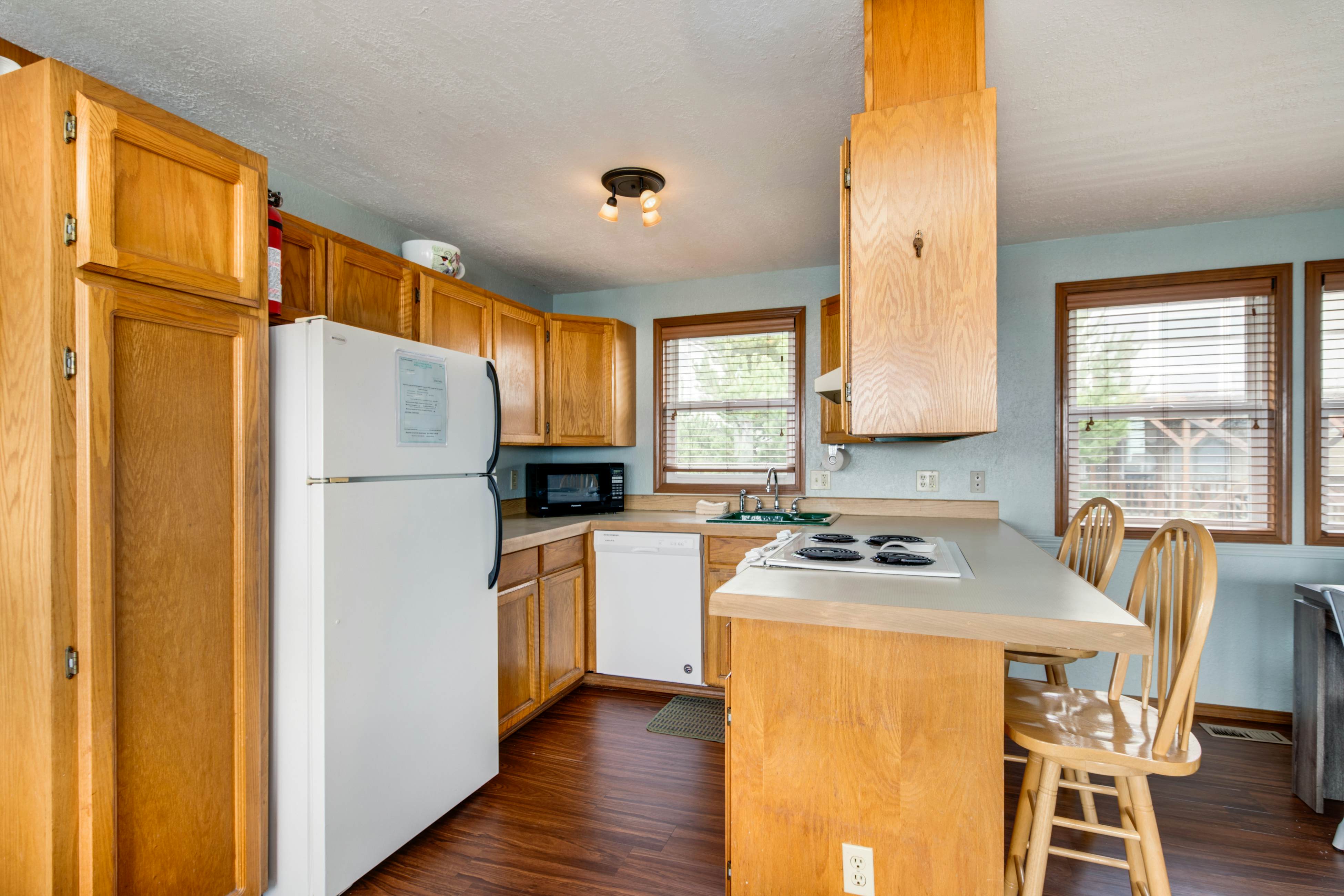 Cheerful home w/ ocean views, private hot tub, and gas grill - walk to the beach