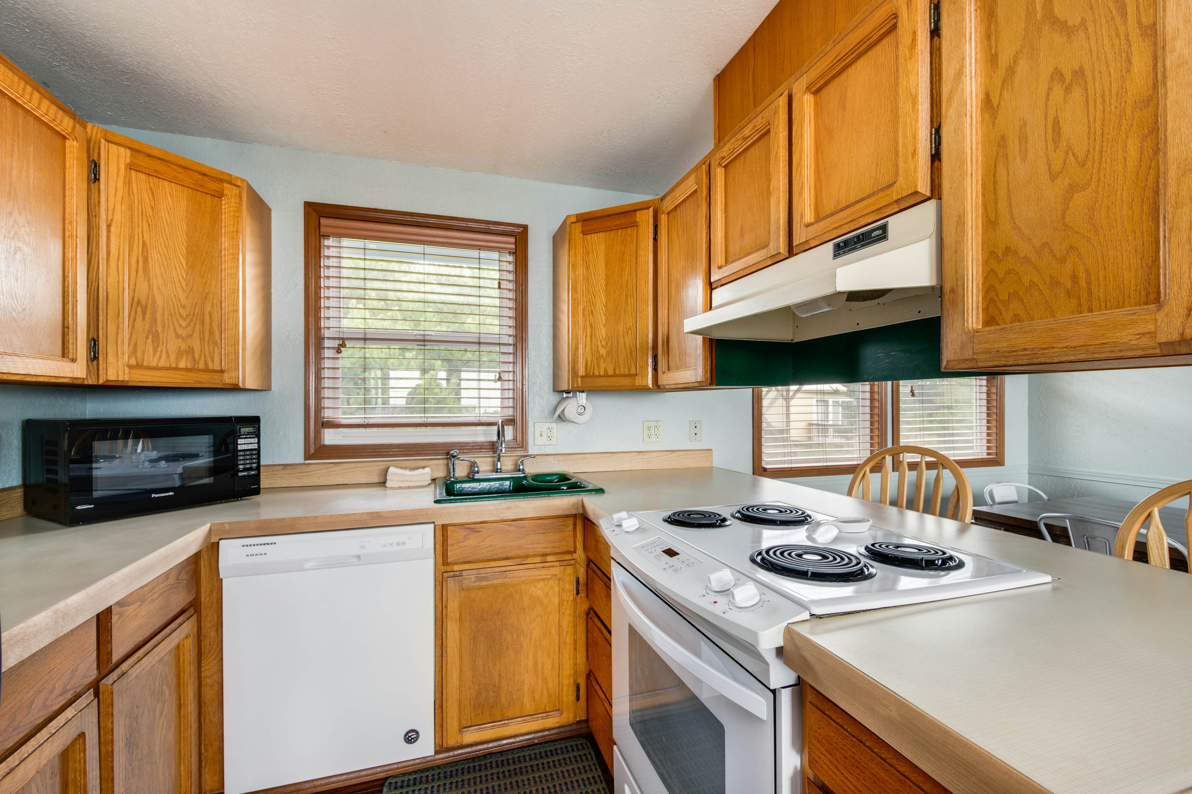 Cheerful home w/ ocean views, private hot tub, and gas grill - walk to the beach