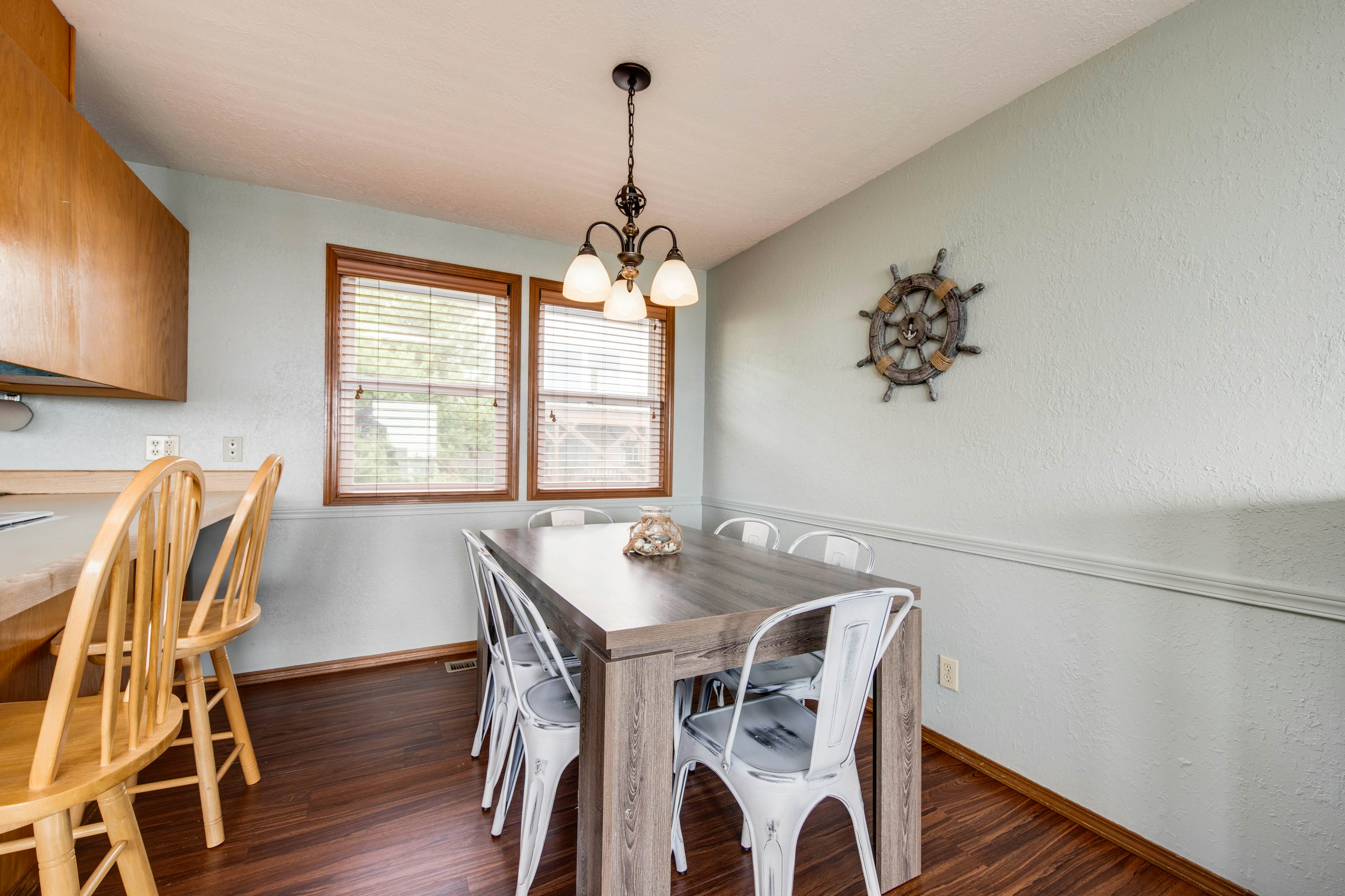 Cheerful home w/ ocean views, private hot tub, and gas grill - walk to the beach