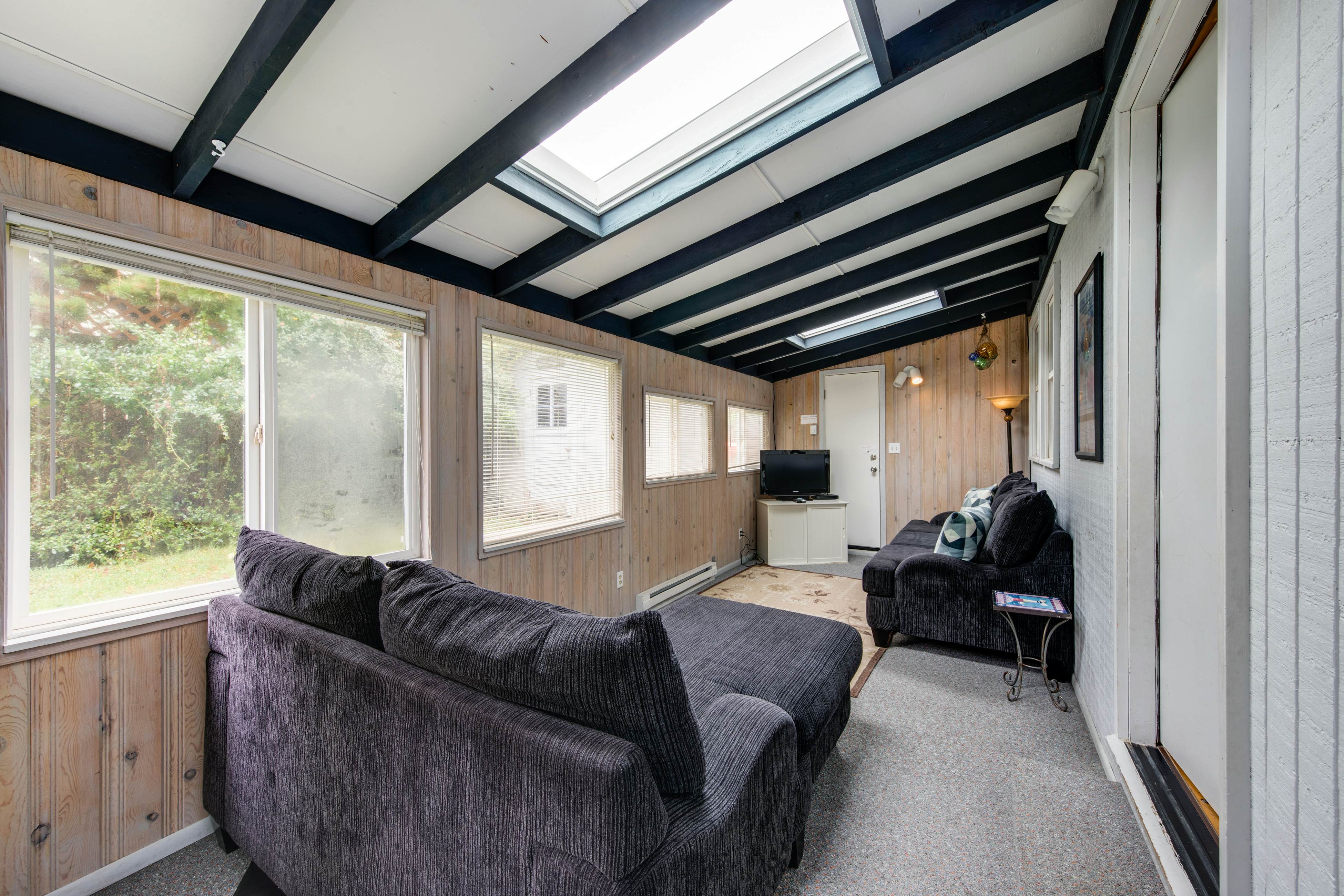 Cheerful home w/ ocean views, private hot tub, and gas grill - walk to the beach