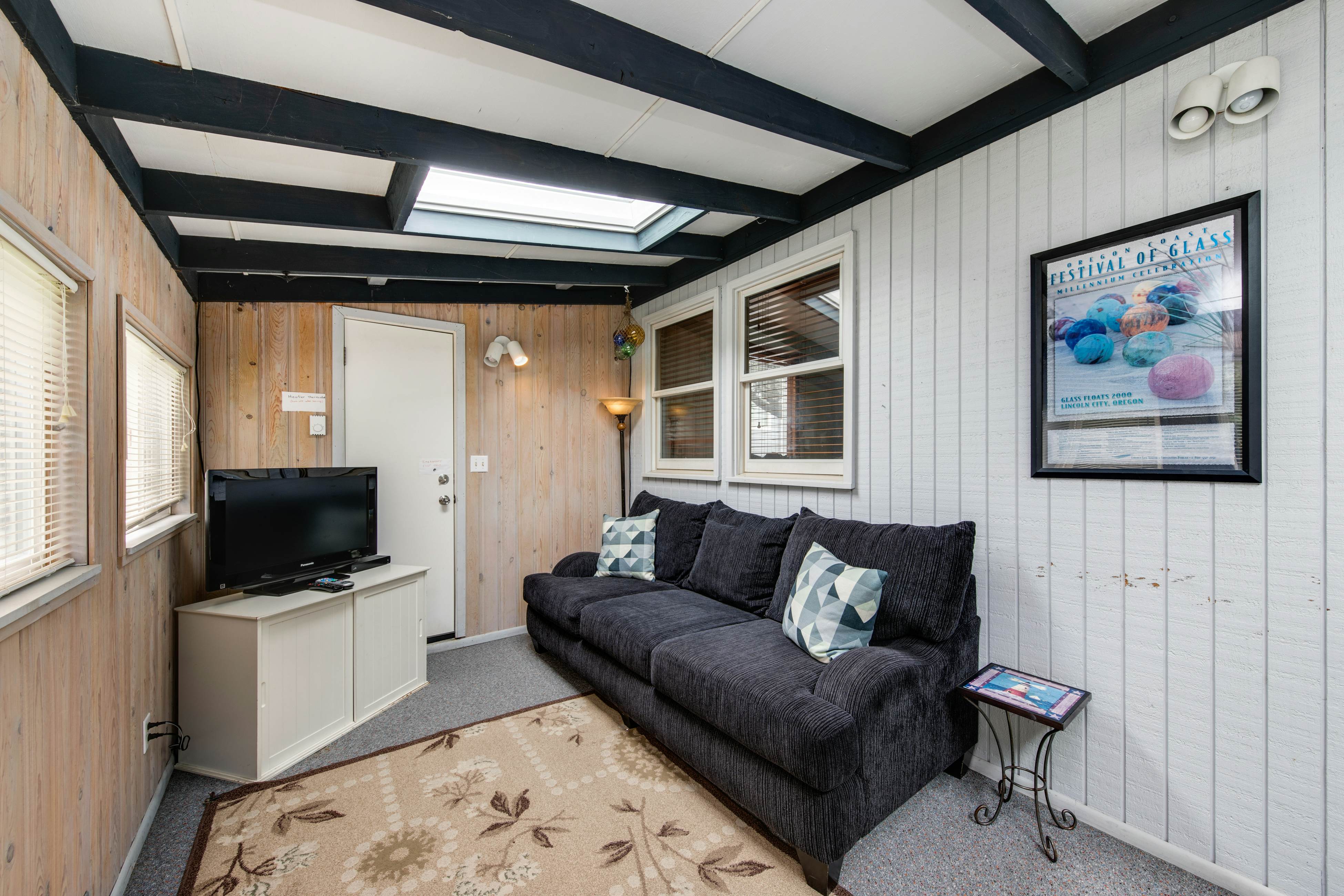 Cheerful home w/ ocean views, private hot tub, and gas grill - walk to the beach