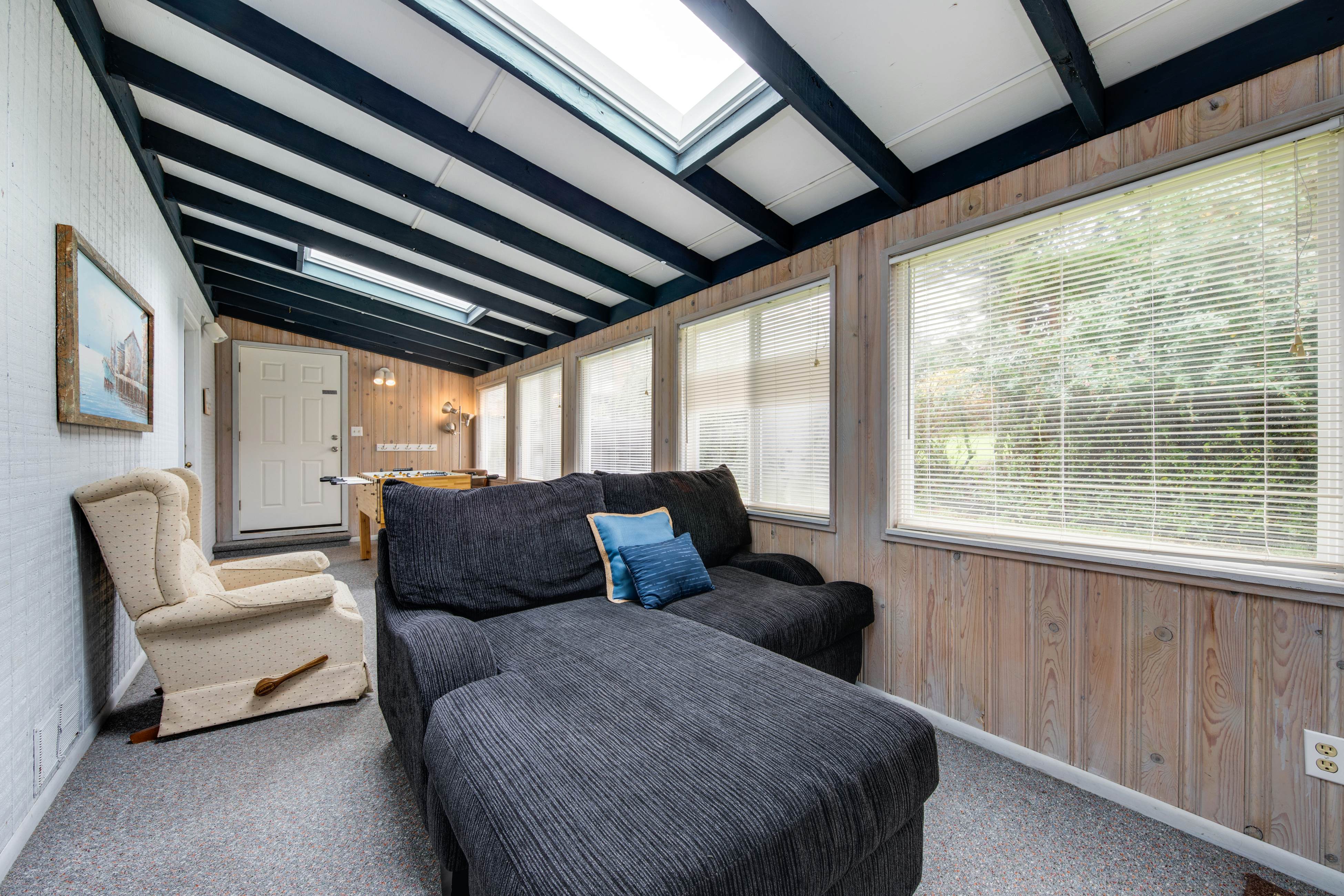 Cheerful home w/ ocean views, private hot tub, and gas grill - walk to the beach