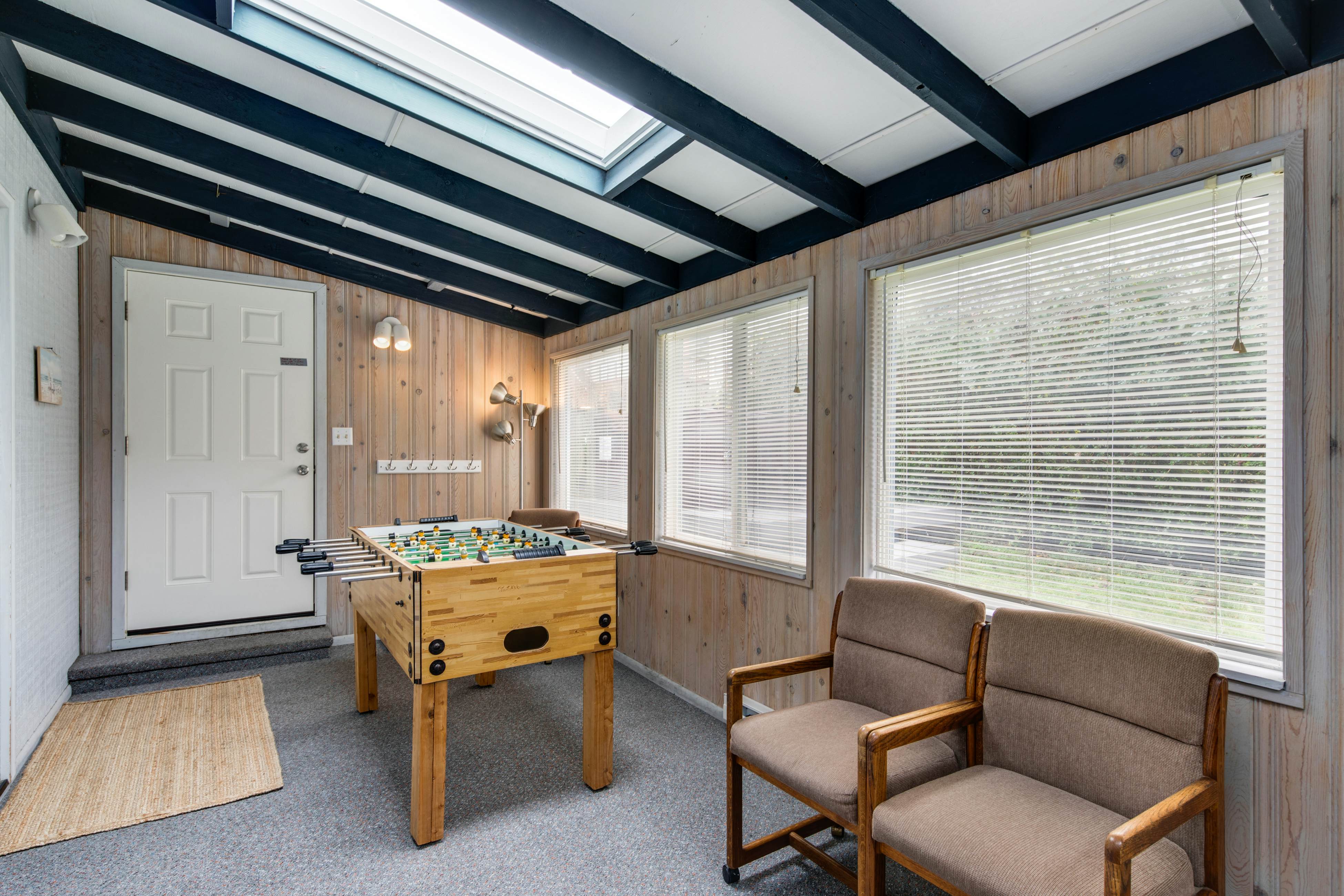 Cheerful home w/ ocean views, private hot tub, and gas grill - walk to the beach