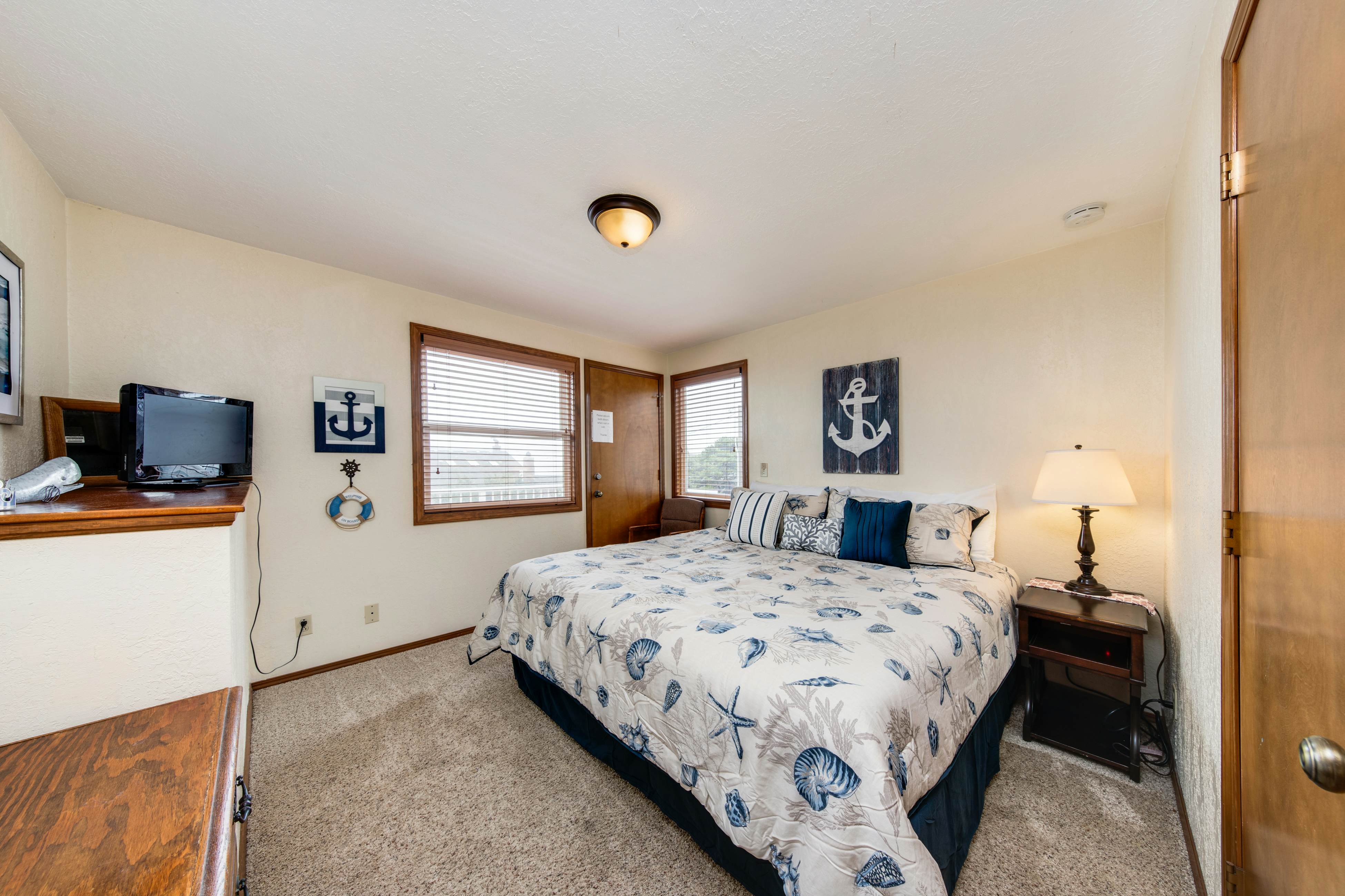 Cheerful home w/ ocean views, private hot tub, and gas grill - walk to the beach