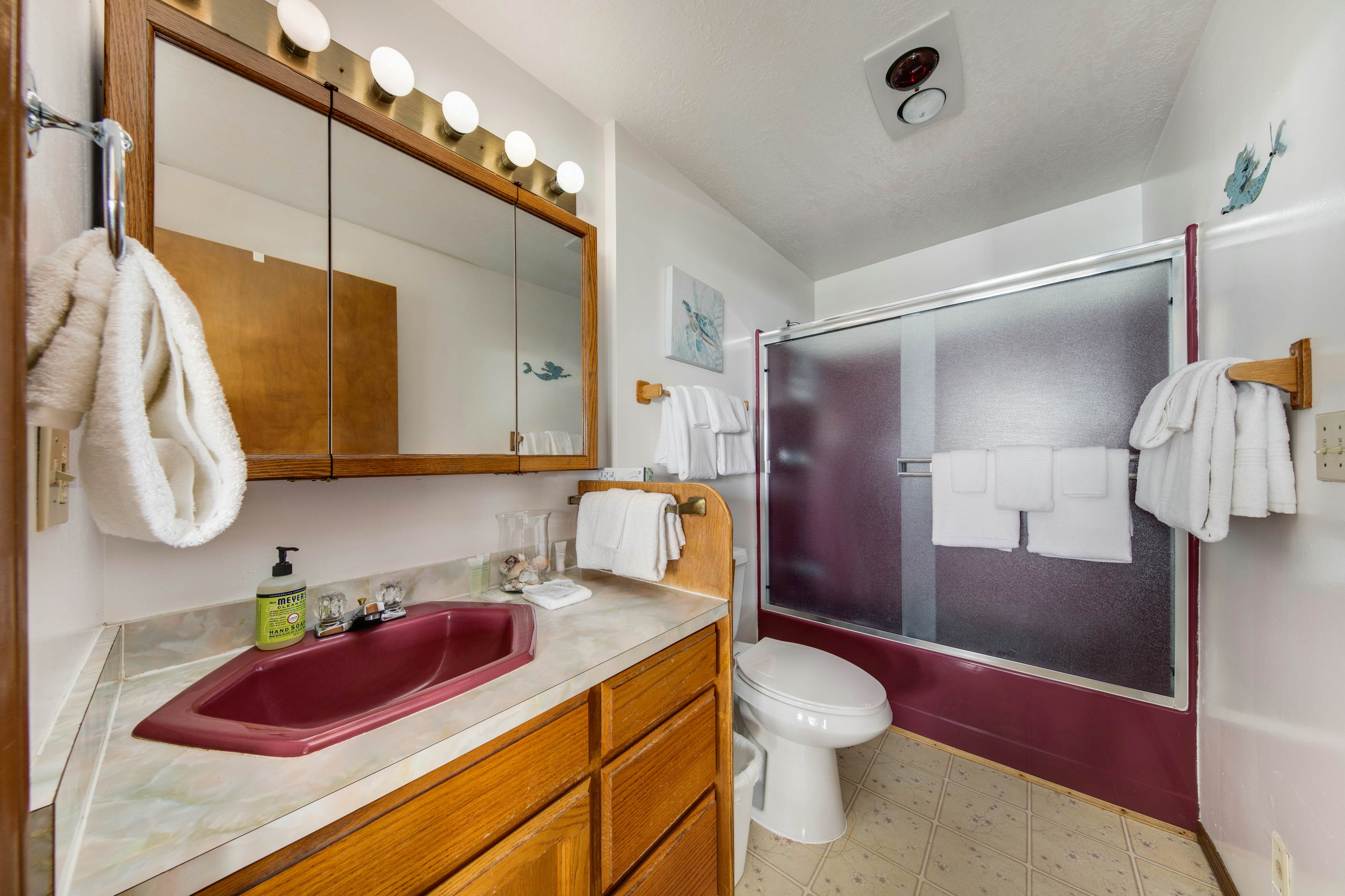 Cheerful home w/ ocean views, private hot tub, and gas grill - walk to the beach