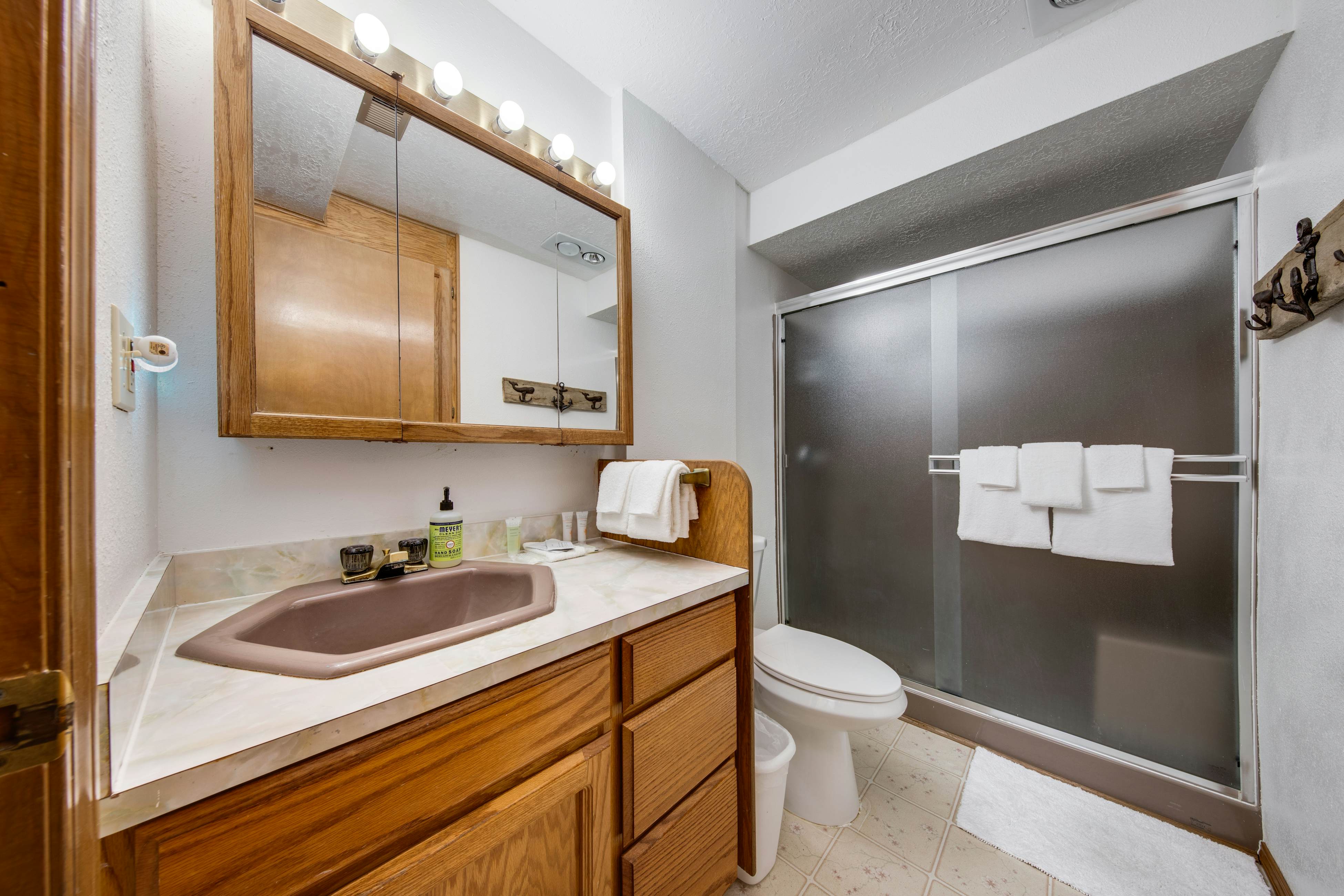 Cheerful home w/ ocean views, private hot tub, and gas grill - walk to the beach