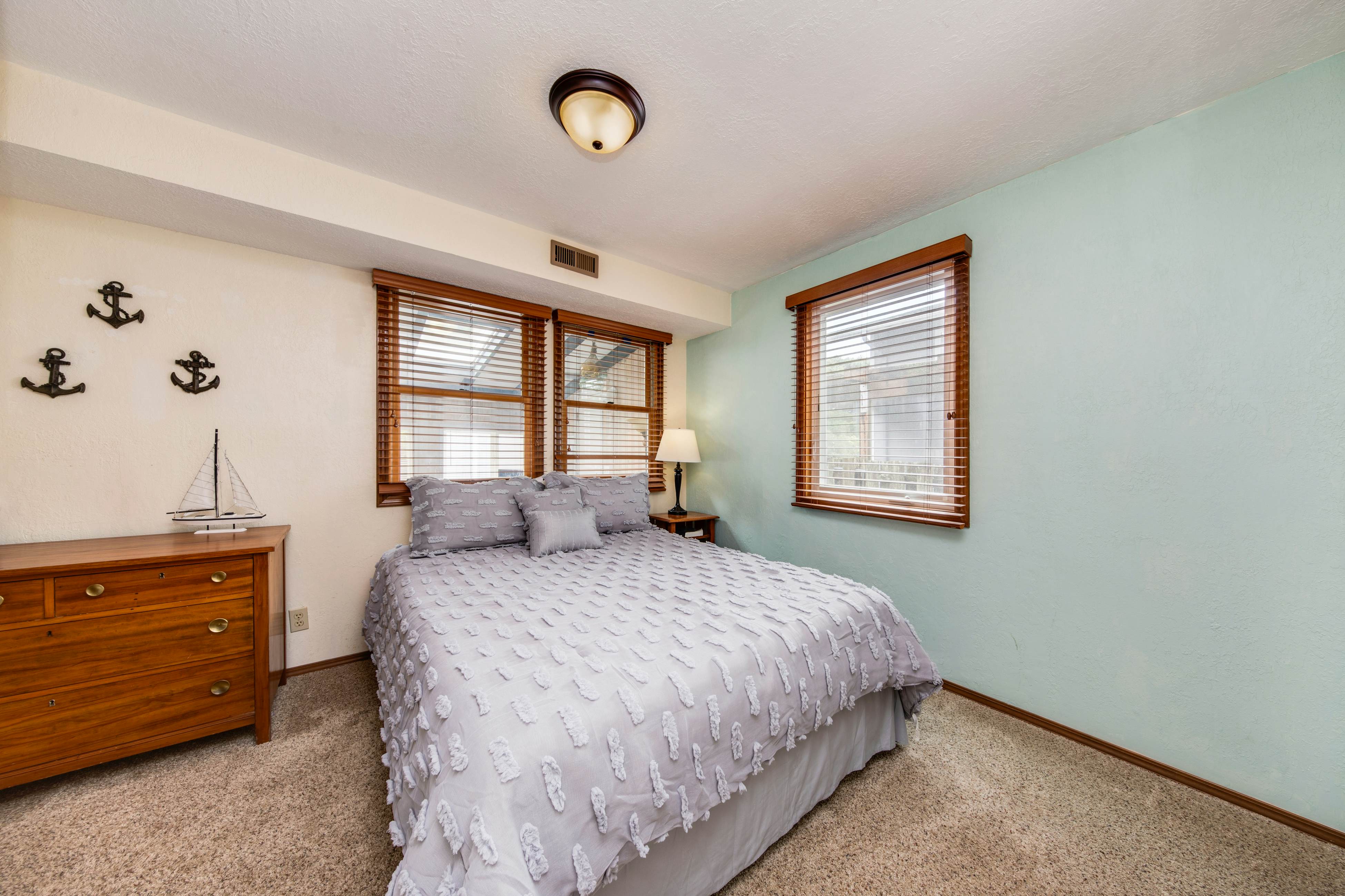 Cheerful home w/ ocean views, private hot tub, and gas grill - walk to the beach