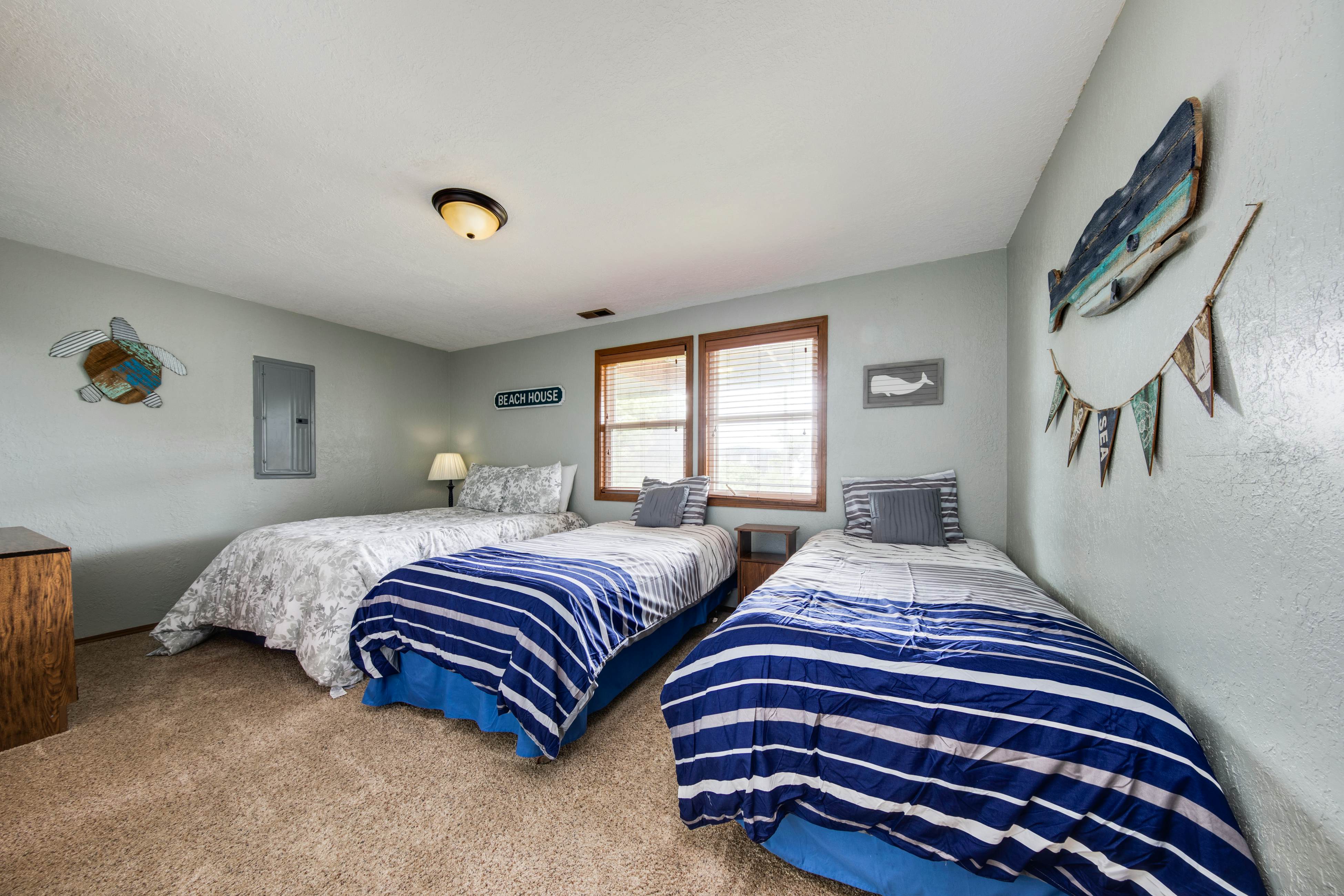 Cheerful home w/ ocean views, private hot tub, and gas grill - walk to the beach