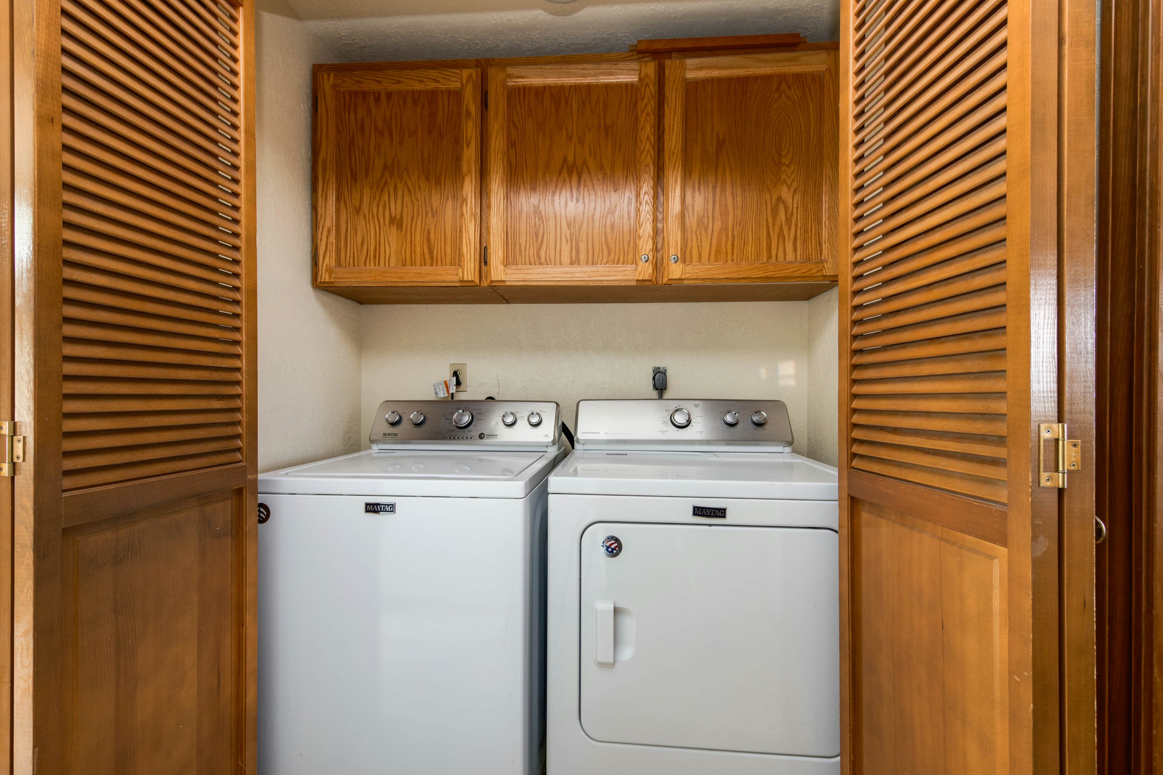 Cheerful home w/ ocean views, private hot tub, and gas grill - walk to the beach