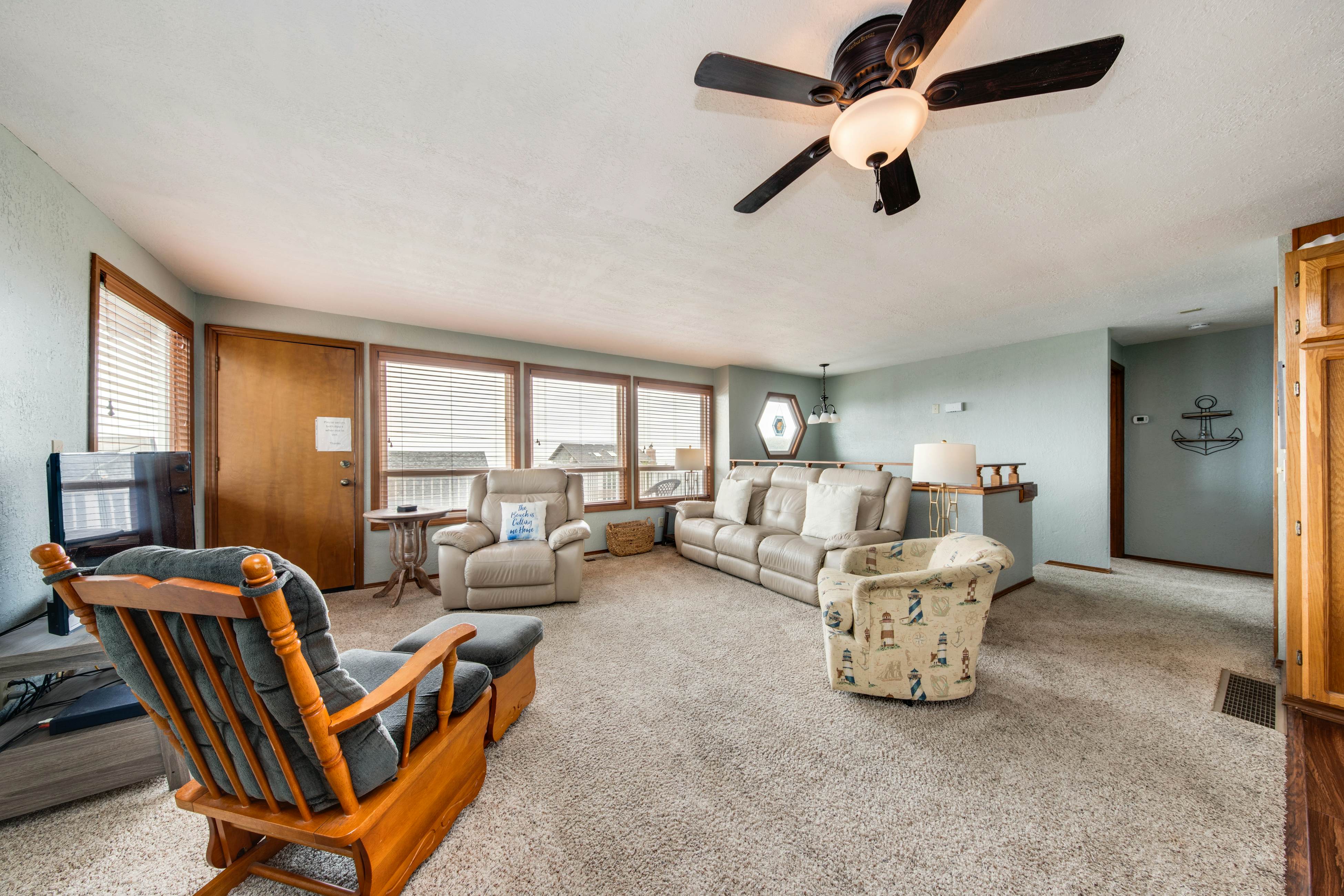 Cheerful home w/ ocean views, private hot tub, and gas grill - walk to the beach