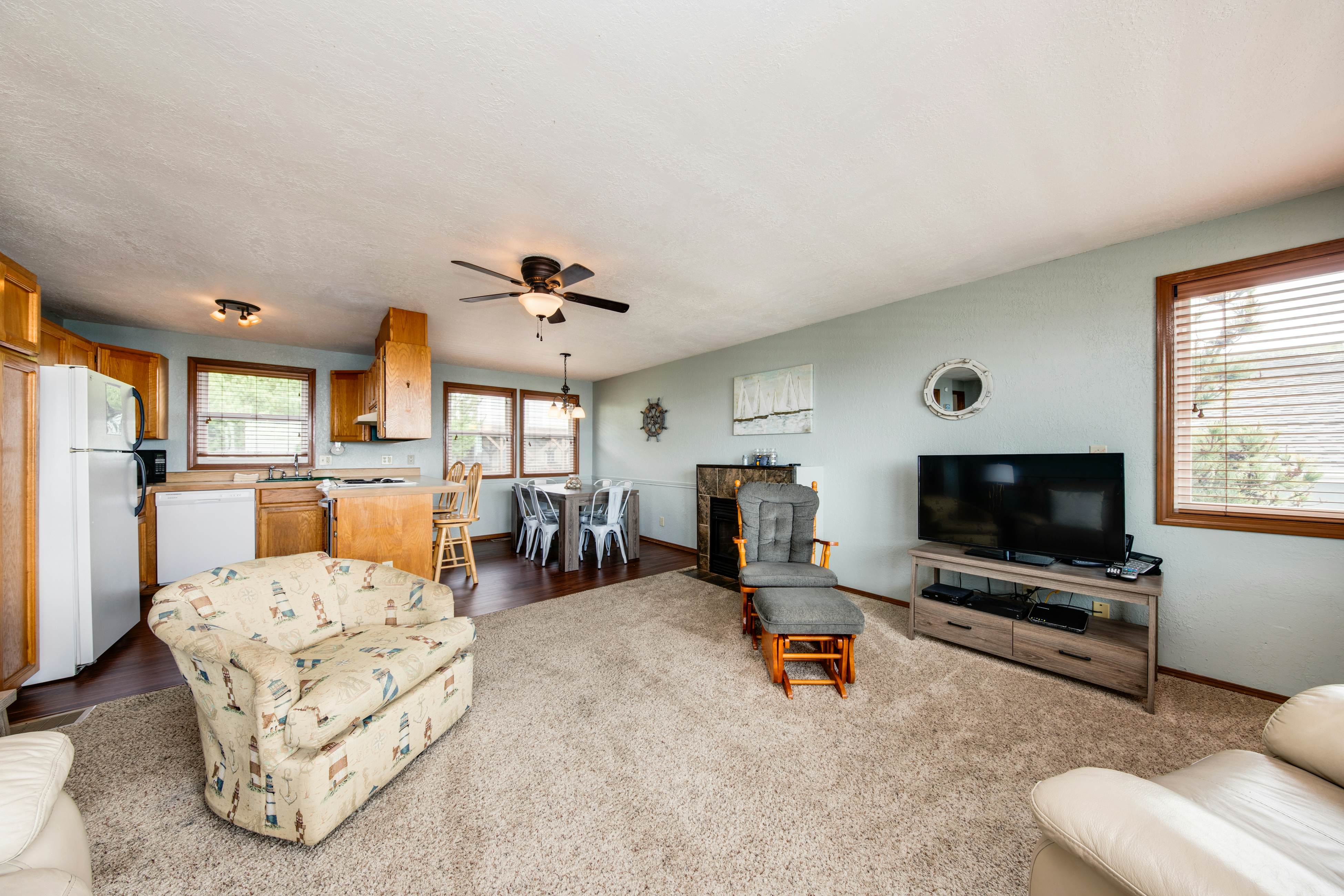 Cheerful home w/ ocean views, private hot tub, and gas grill - walk to the beach