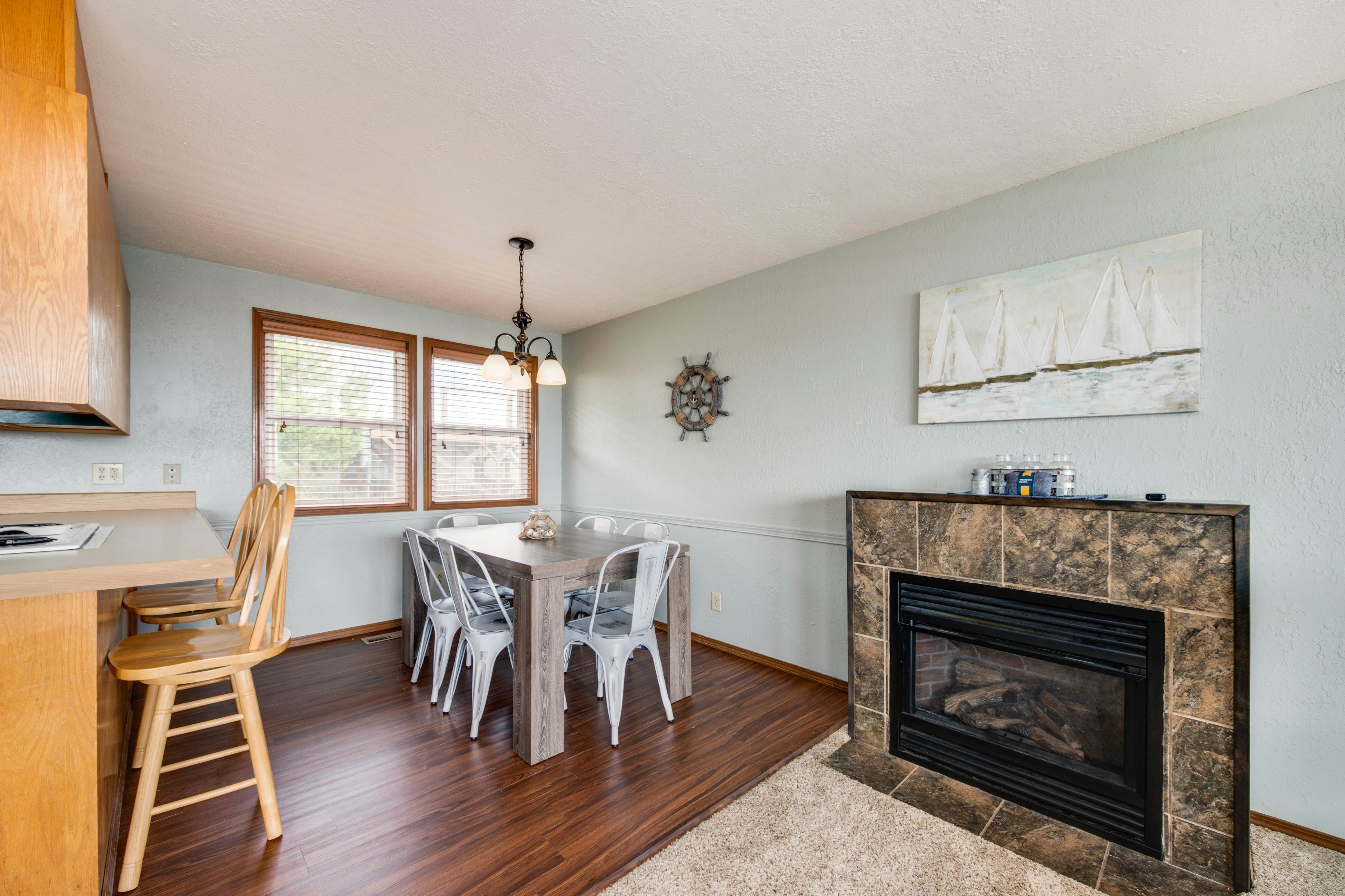 Cheerful home w/ ocean views, private hot tub, and gas grill - walk to the beach