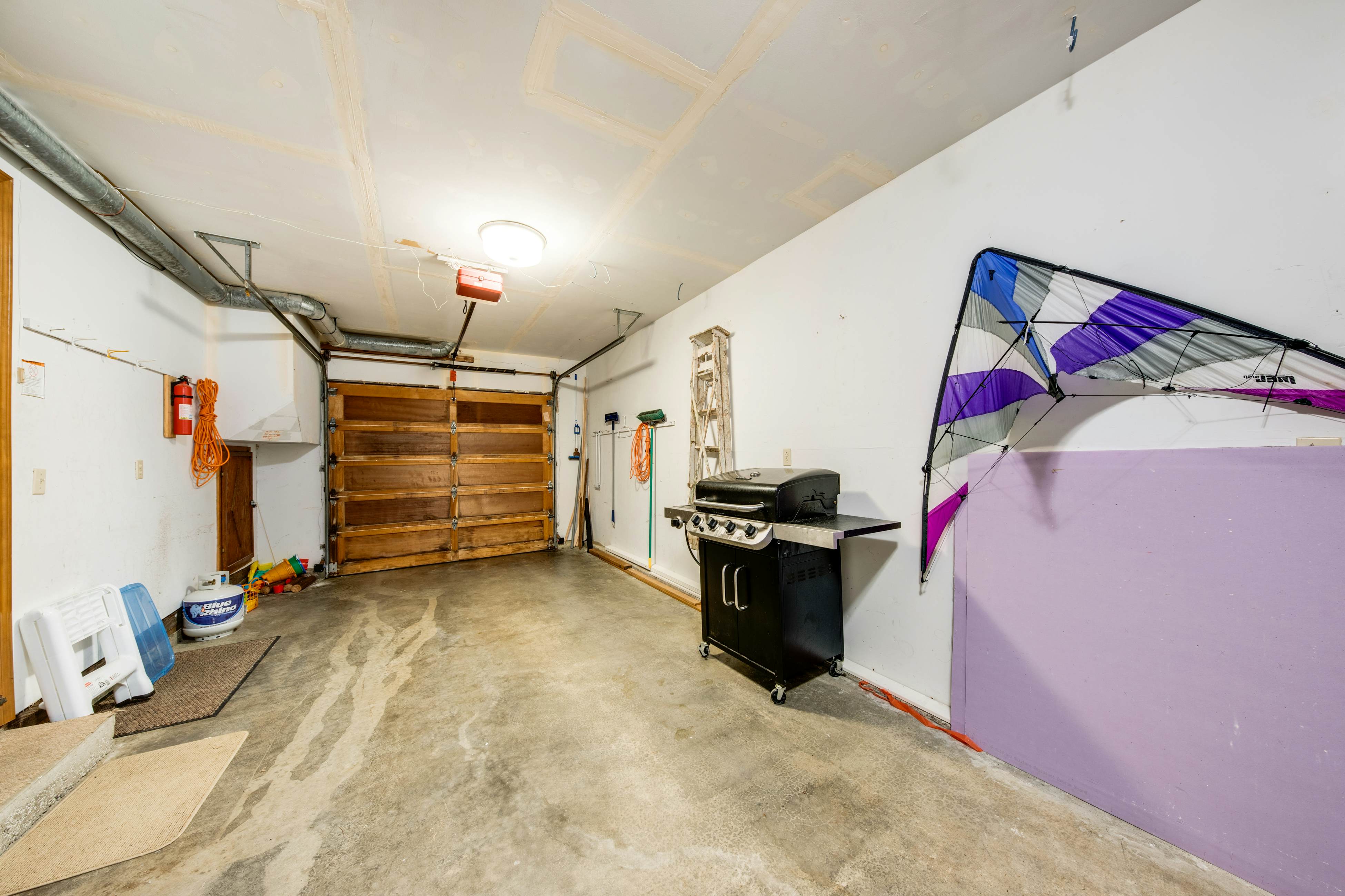 Cheerful home w/ ocean views, private hot tub, and gas grill - walk to the beach